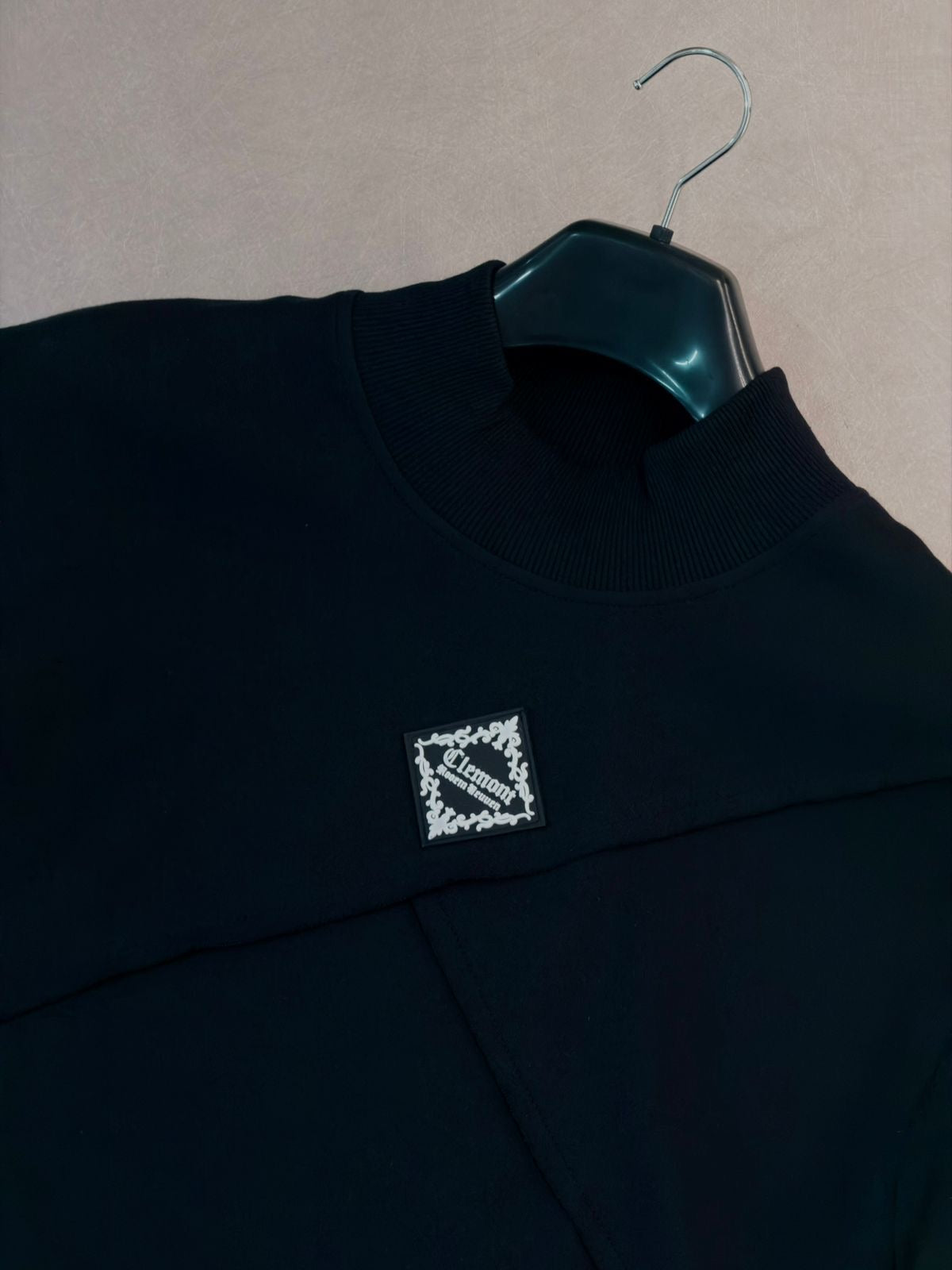 HOODIE CLE NEGRO PLACA GOMA