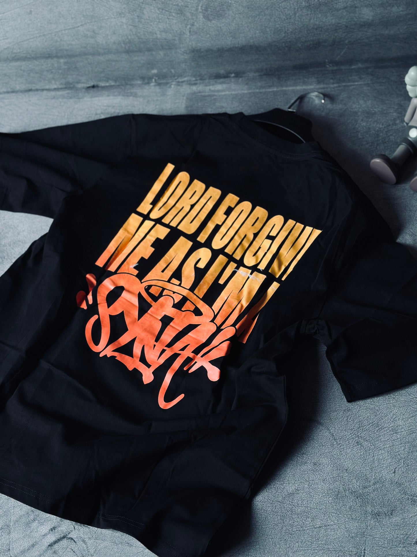 CAMISETA OVERSIZE SYN NEGRA DETALLE NARANJA
