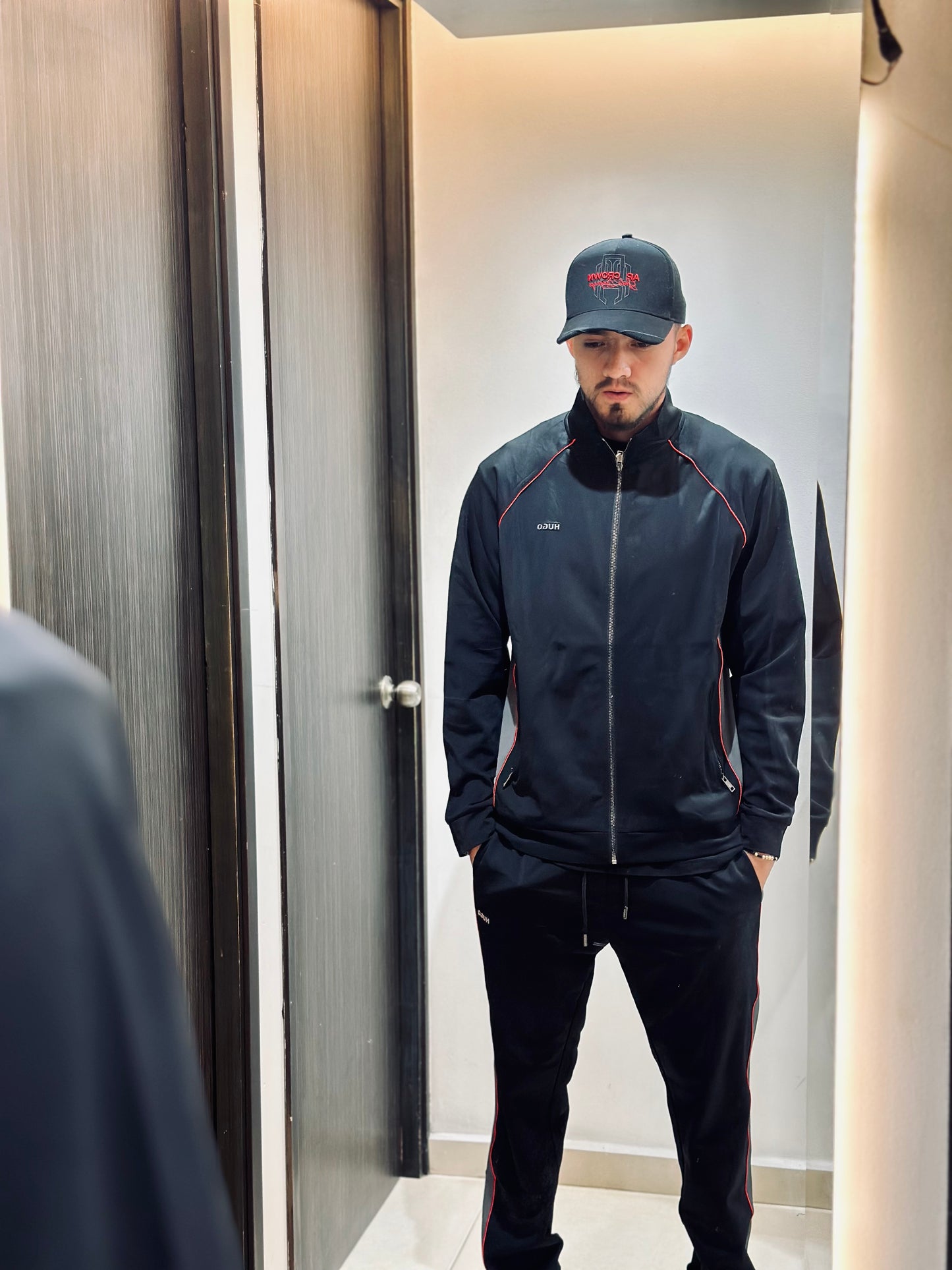 CONJUNTO DE LUJO HUG NEGRO FRANJA ROJA