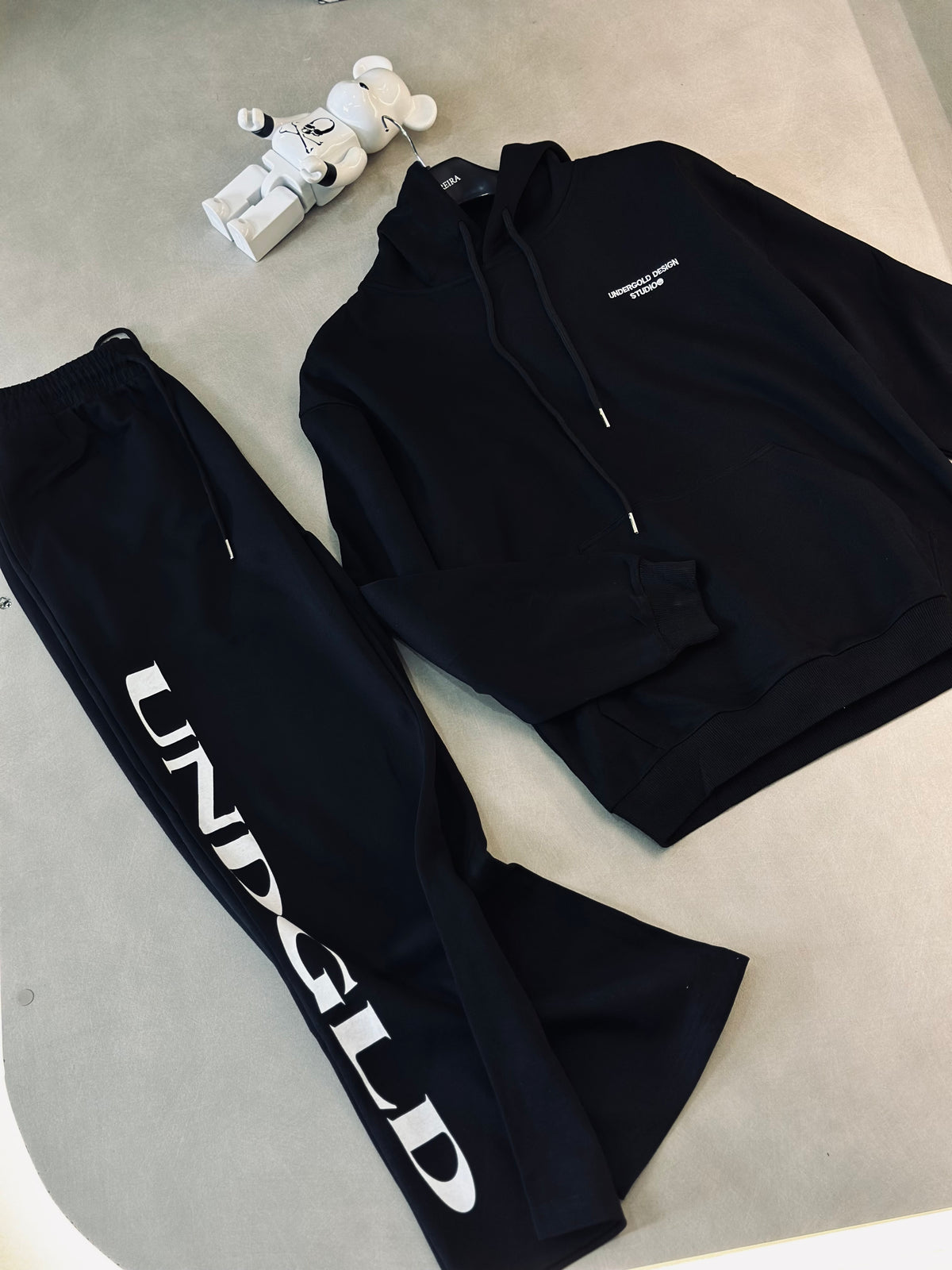 CONJUNTO UND NEGRO CLASICO UND BLANCO