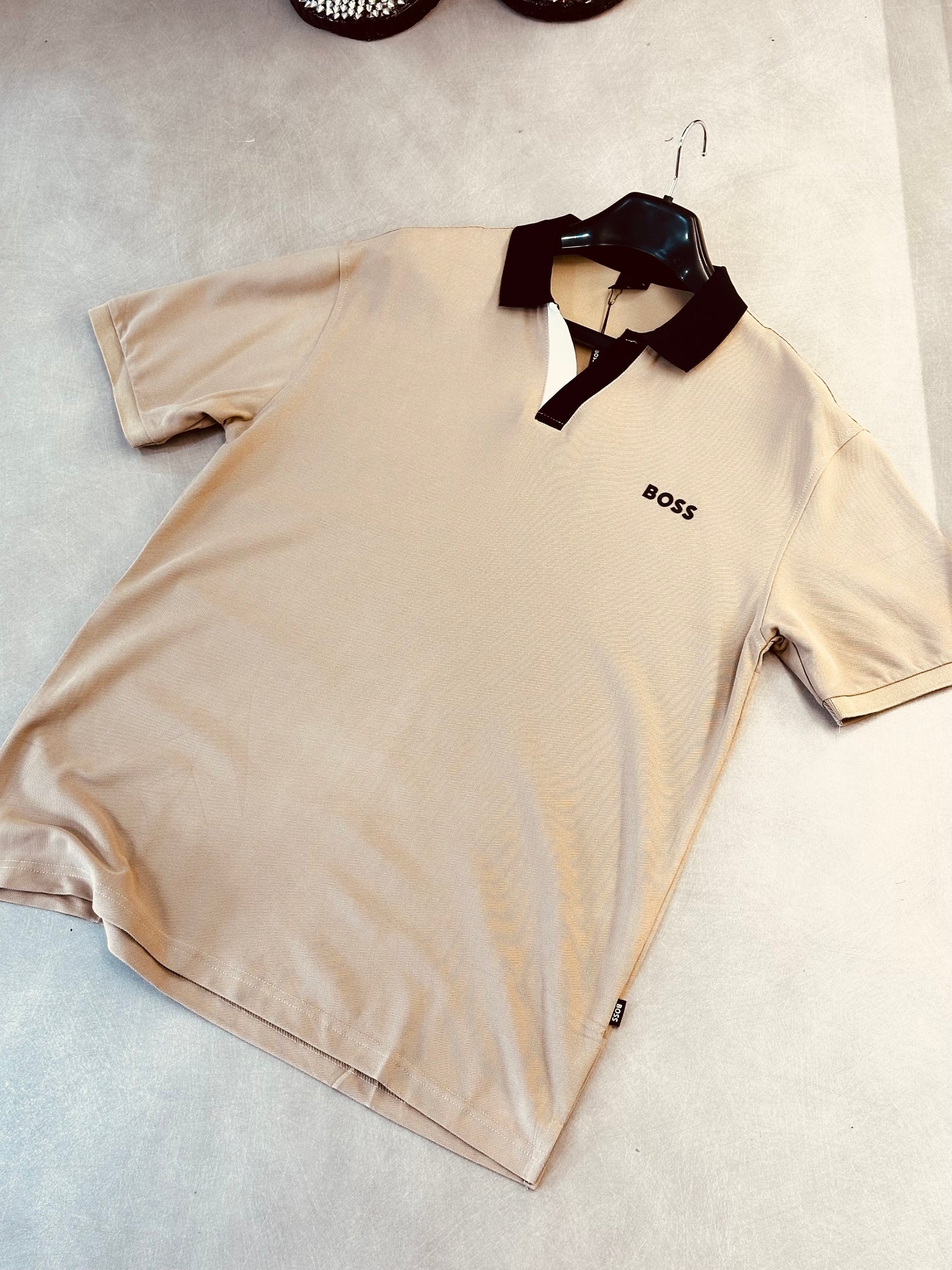 CAMISETA POLO BOS CAFE CUELLO NEGRO