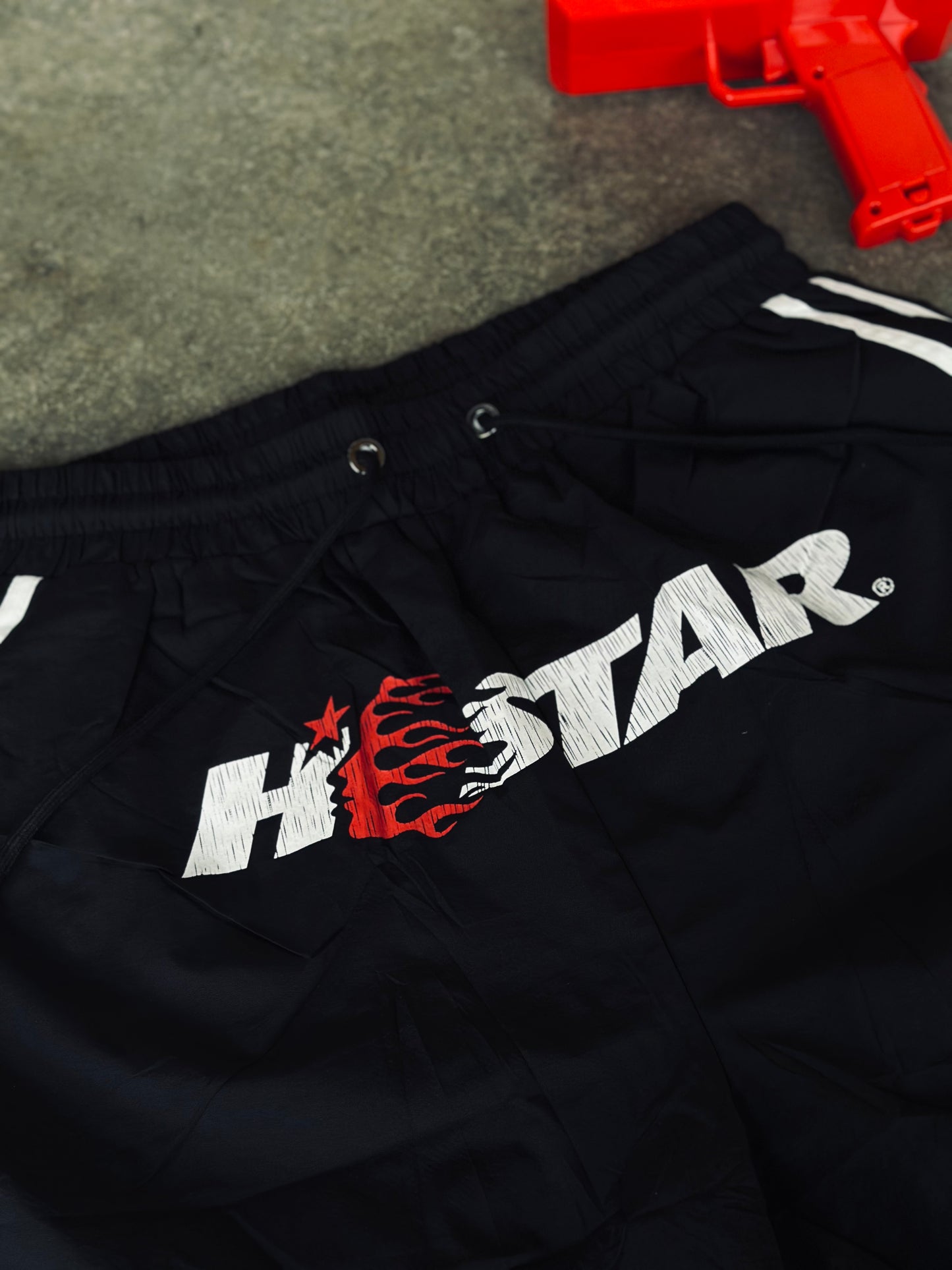 PANTALONETA HEL NEGRA LOGO ROJO