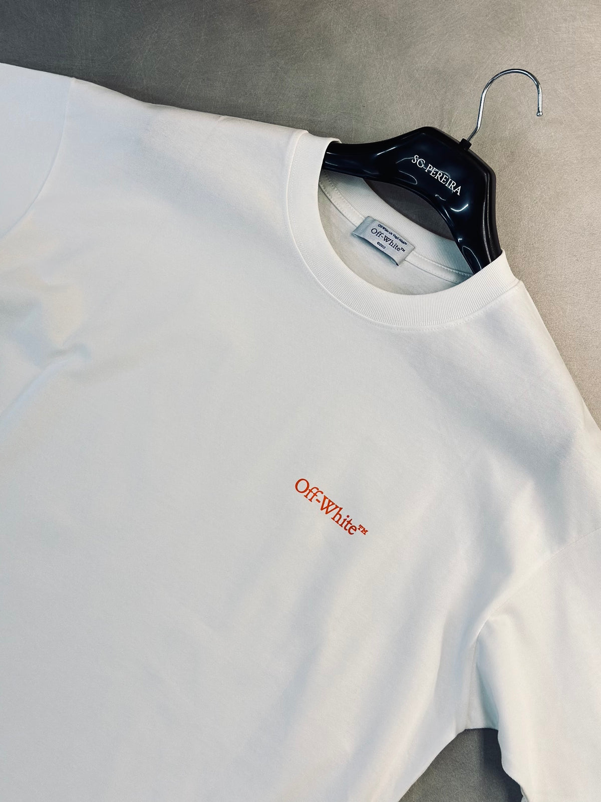 CAMISETA OVERSIZE OFF BLANCA "X" METRO NARANJA