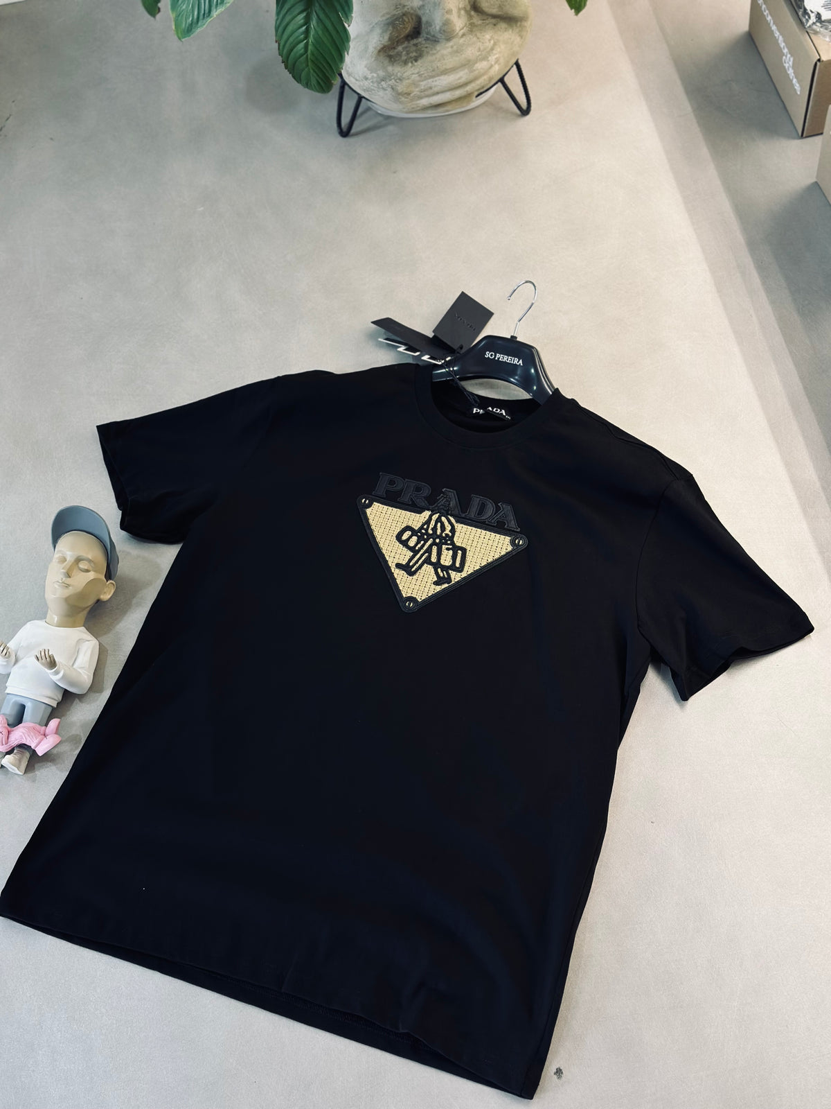 CAMISETA SEMI OVERSIZE PRA NEGRA TRIANGULO TEJIDO