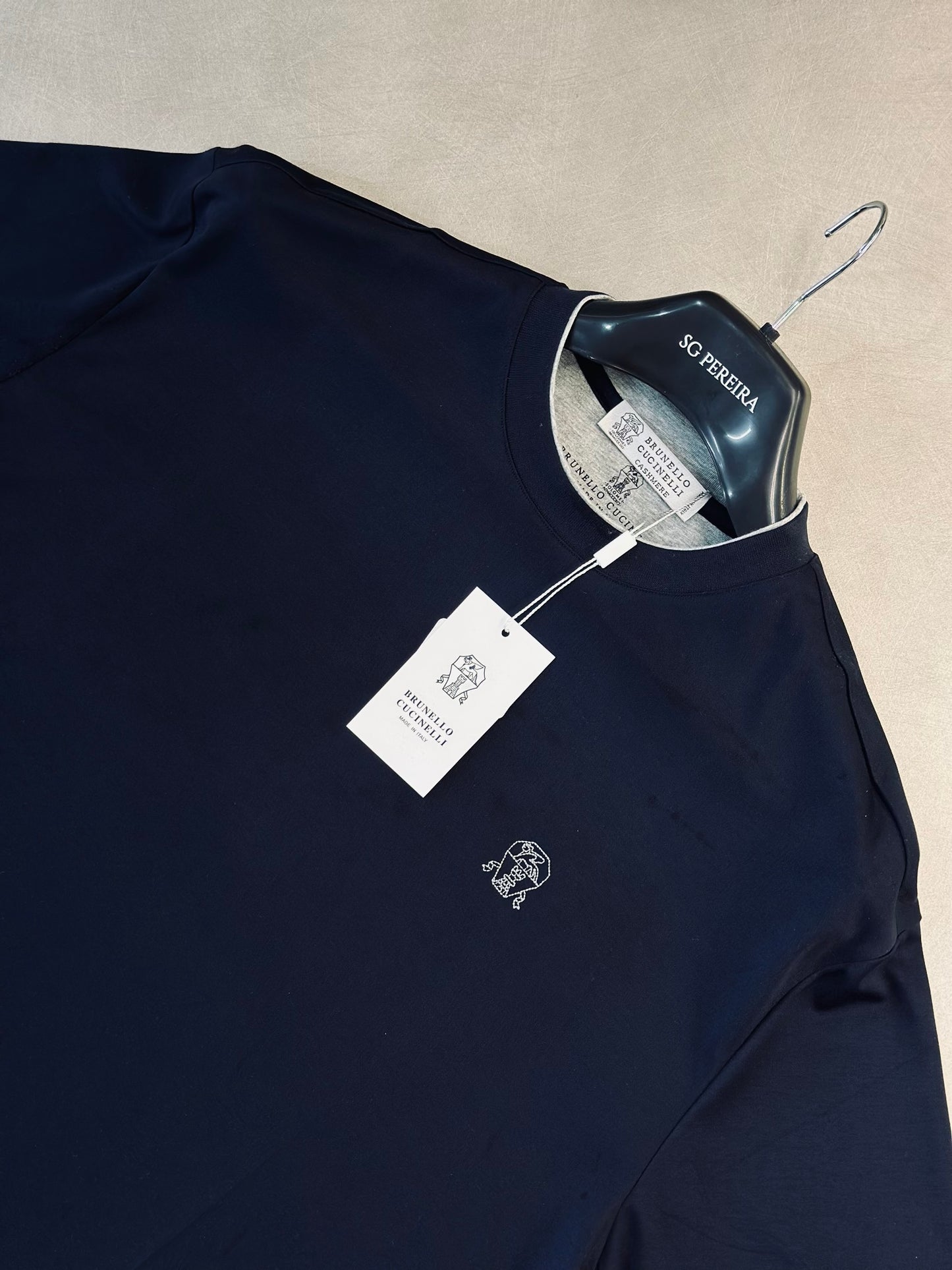 CAMISETA SLIM BRU AZUL OSCURO LOGO TEJIDO