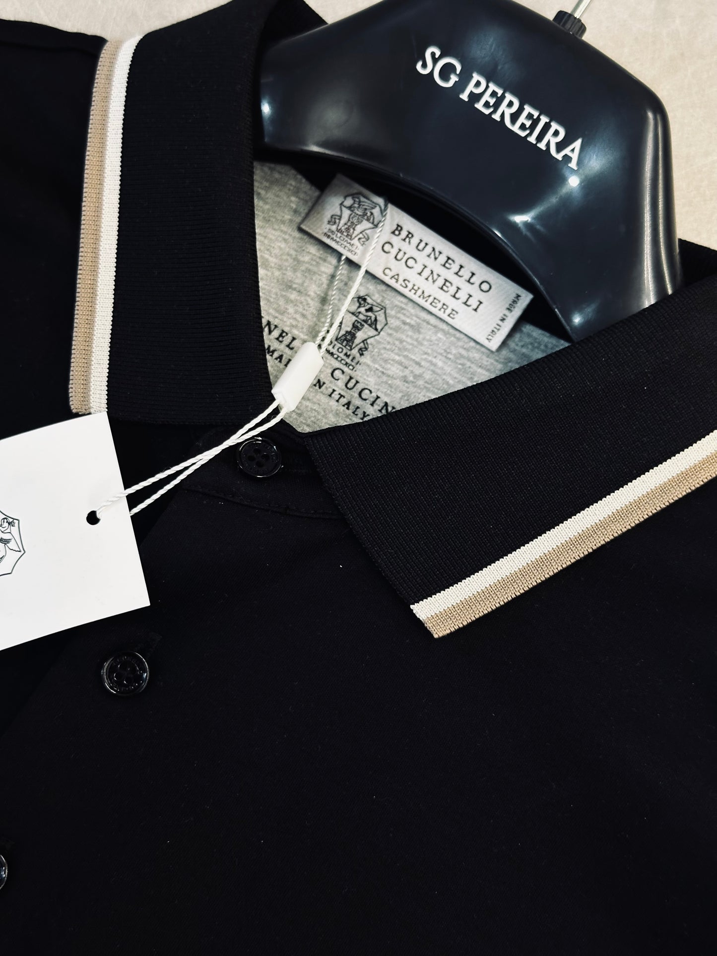 CAMISETA POLO BRU NEGRA CUELLO LINEA CAFÉ