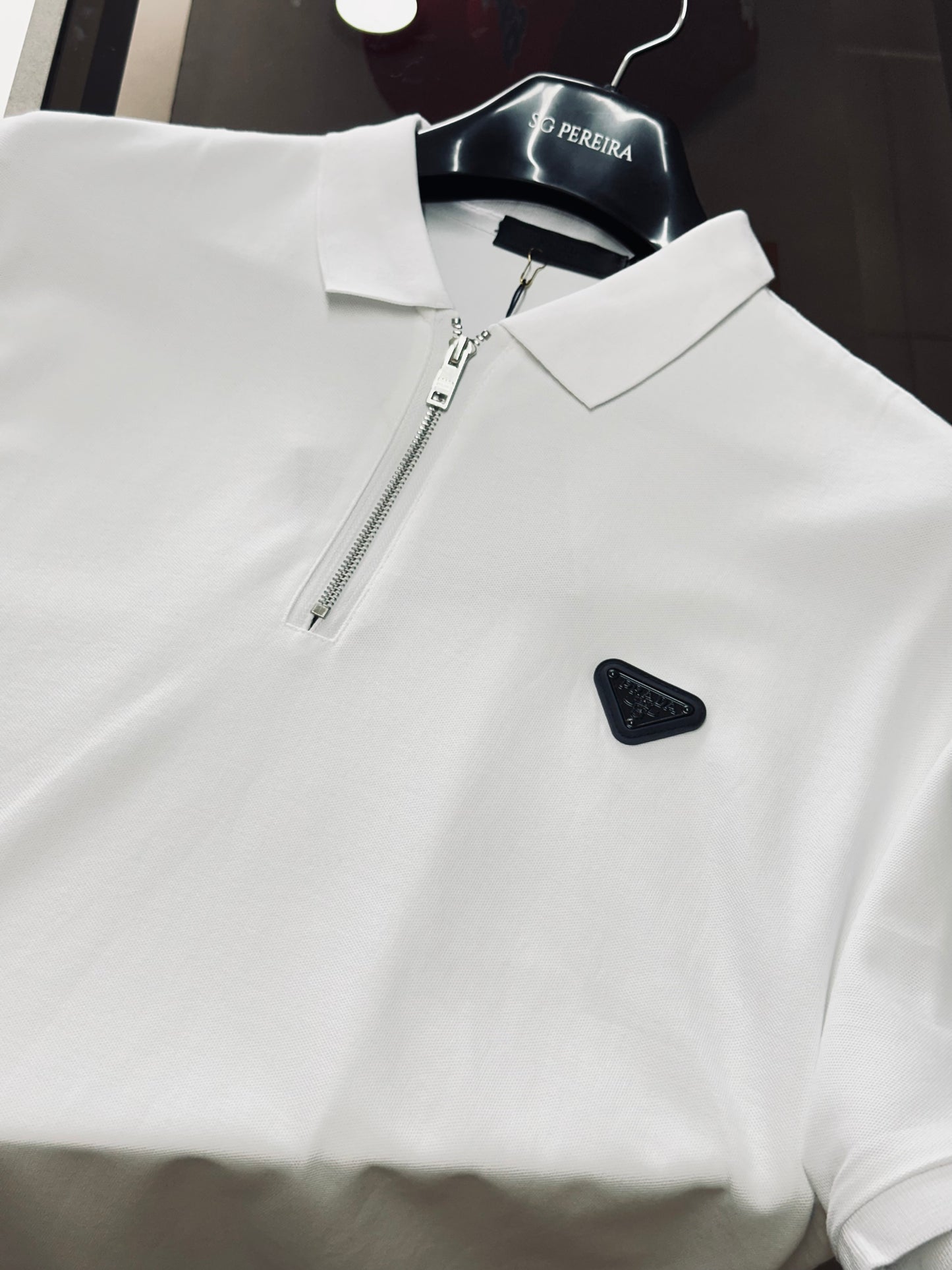 CAMISETA POLO PRA BLANCA CREMALLERA PLACA MET NEGRA