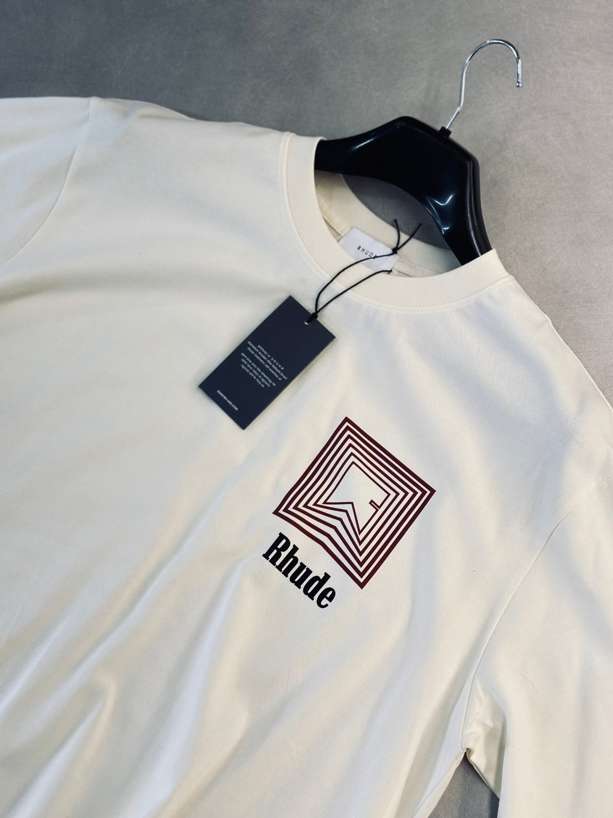 CAMISETA OVERSIZE RHU CREMA CUADRO ROJO