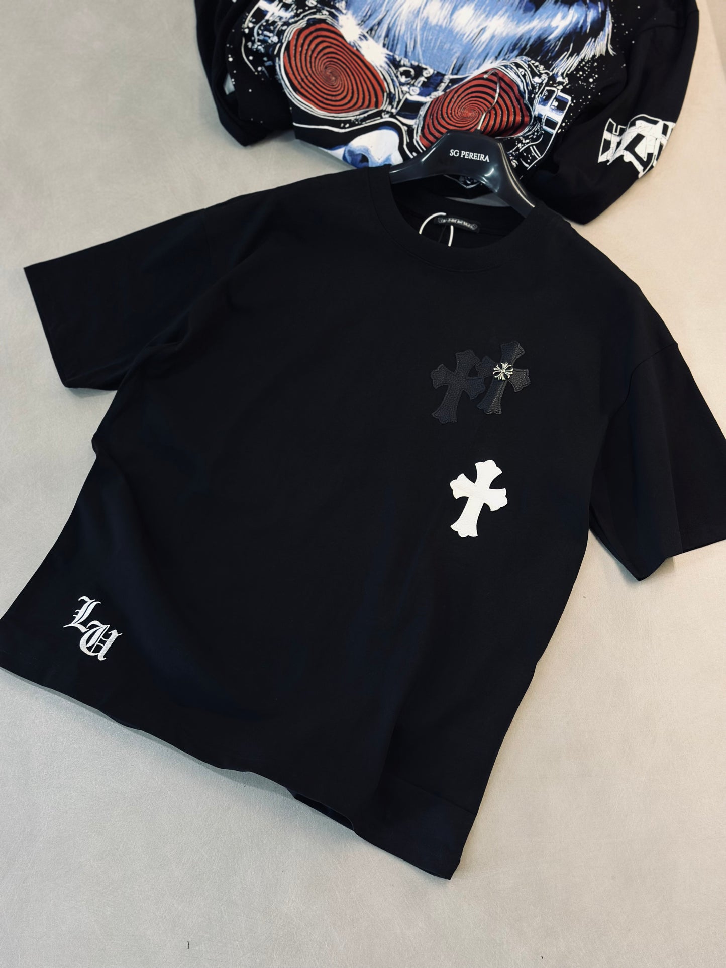 CAMISETA OVERSIZE CHR NEGRA CRUCES CUERINA PLACA MET