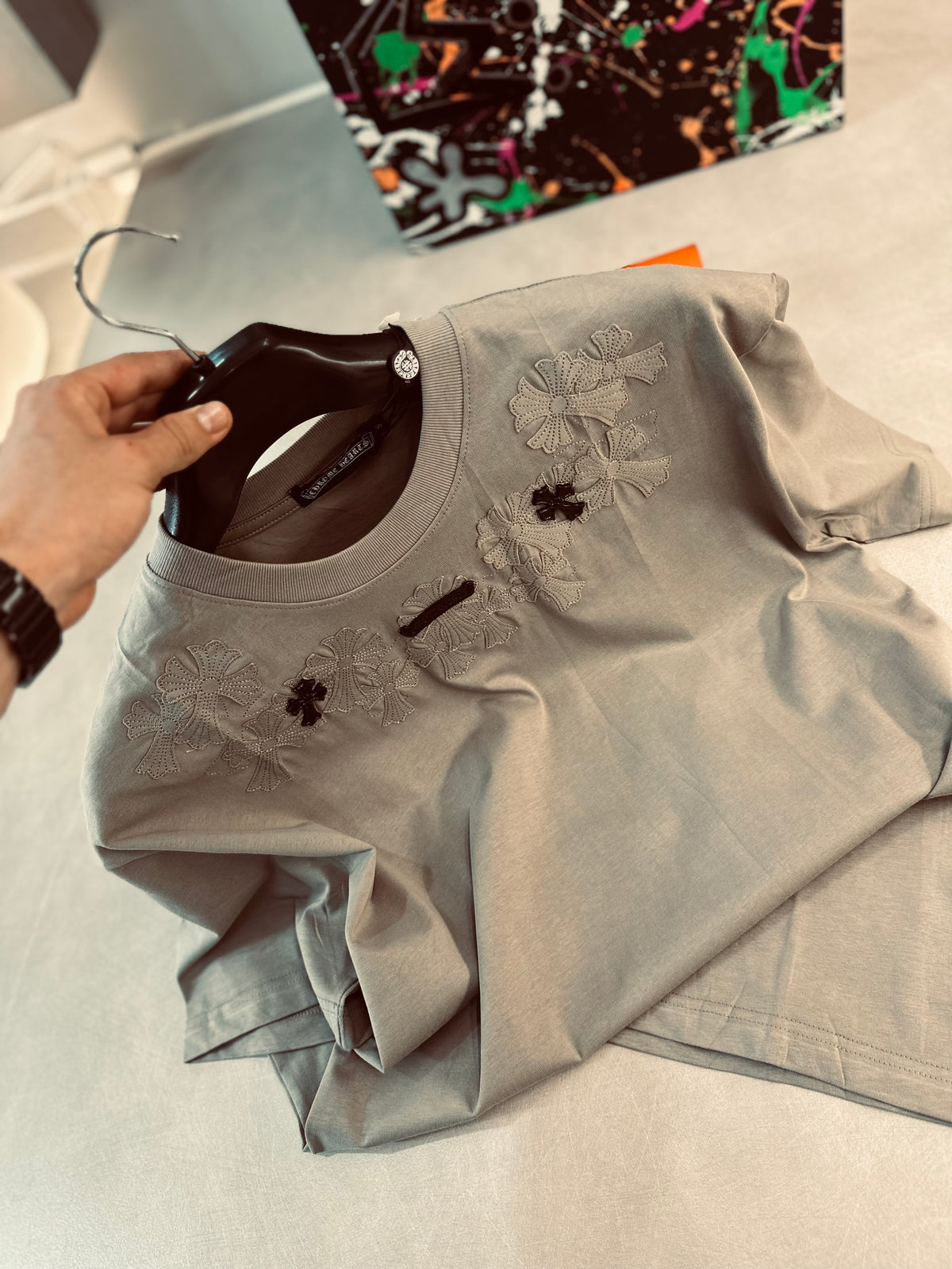 CAMISETA OVERSIZE CHR GRIS CRUCES MET NEGRO
