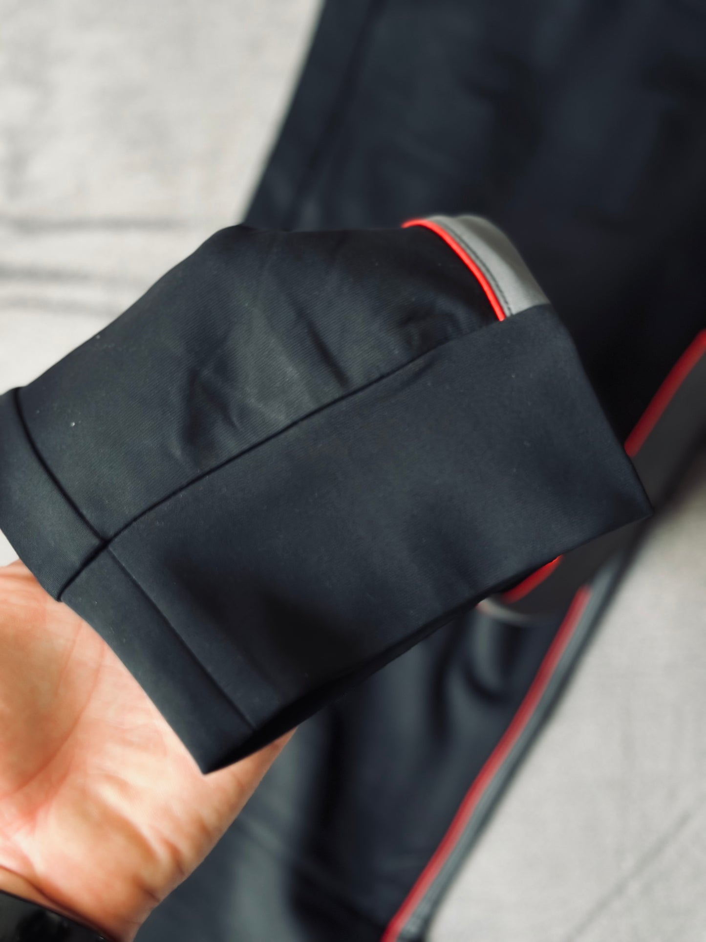 CONJUNTO DE LUJO HUG NEGRO FRANJA ROJA