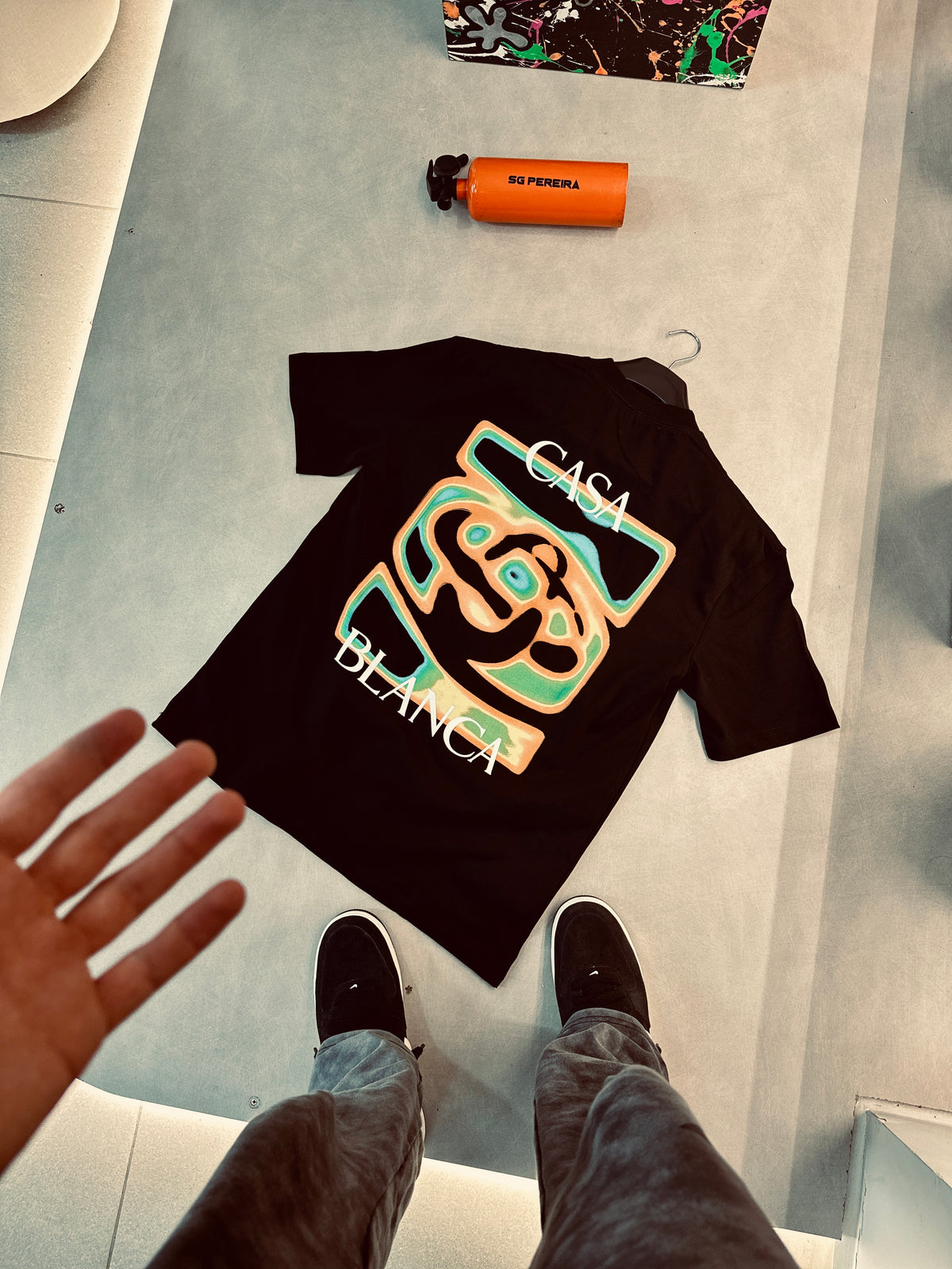 CAMISETA OVERSIZE CAS NEGRA DETALLE NARANJA