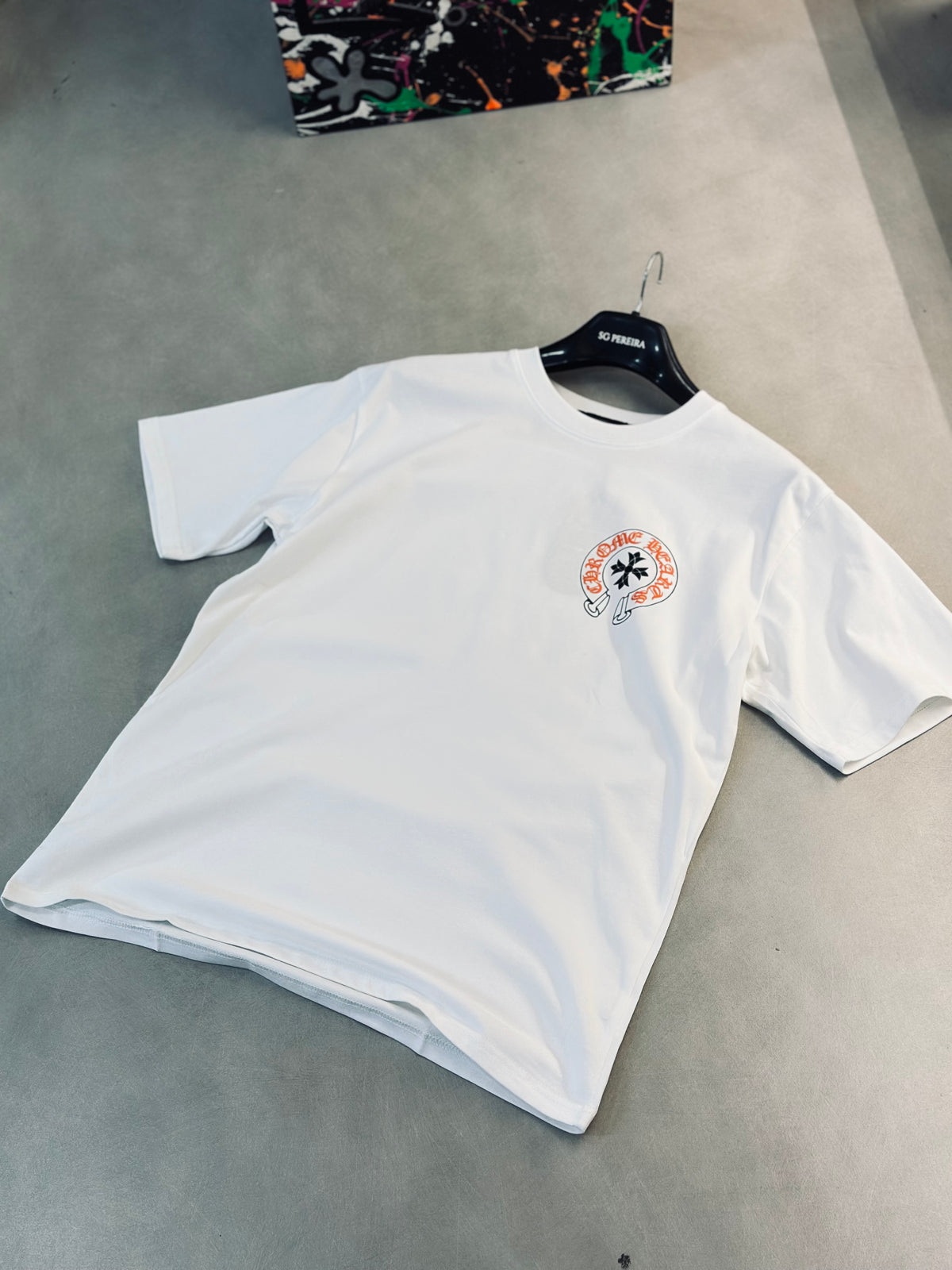 CAMISETA OVERSIZE CHR BLANCA LETRA NARANJA