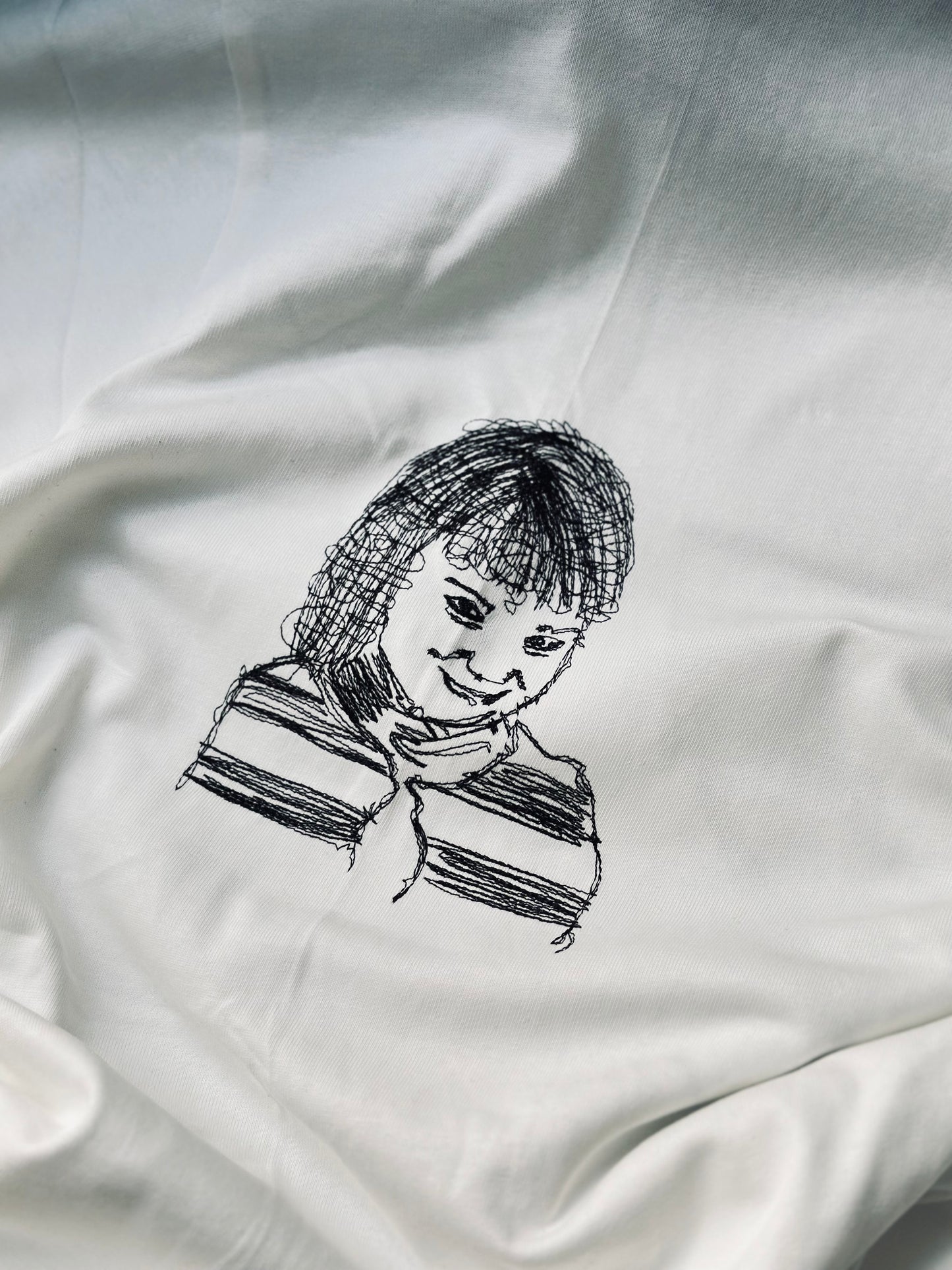 CAMISETA OVERSIZE OFF BLANCA "X" TEJIDO NEGRO