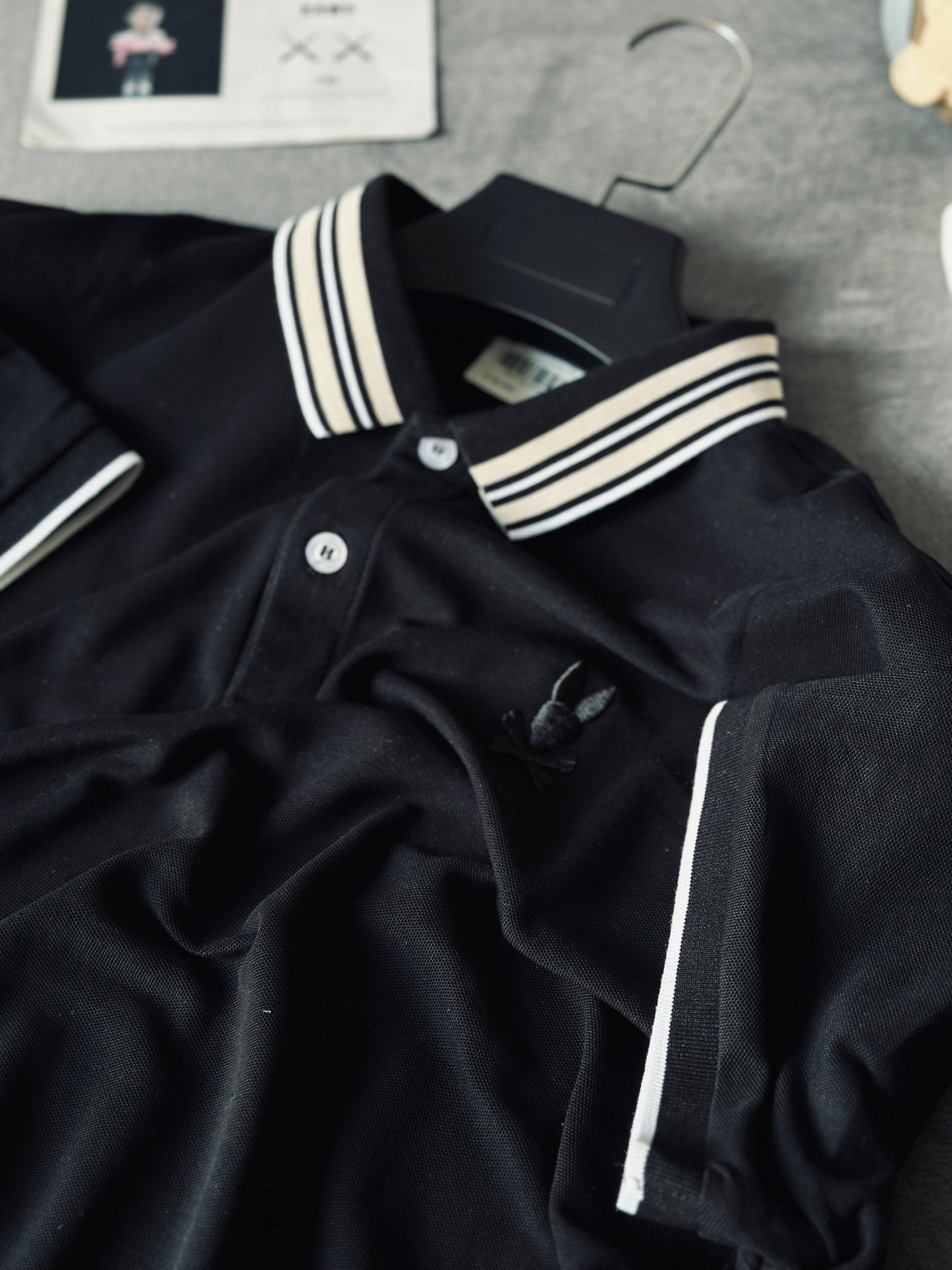 CAMISETA POLO PSY NEGRA CUELLO CAQUI