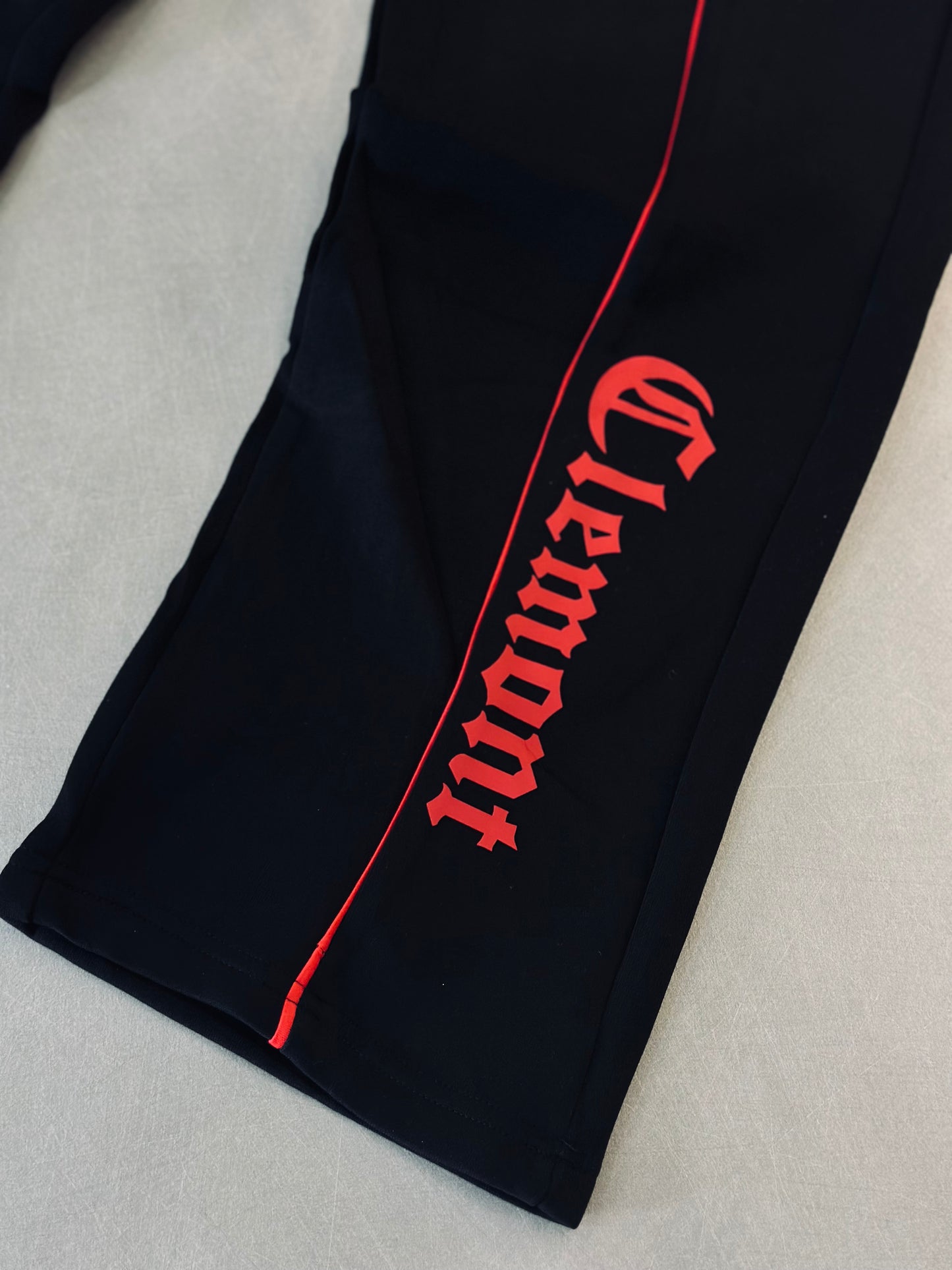 SUDADERA CLE NEGRA DELINEADO ROJO