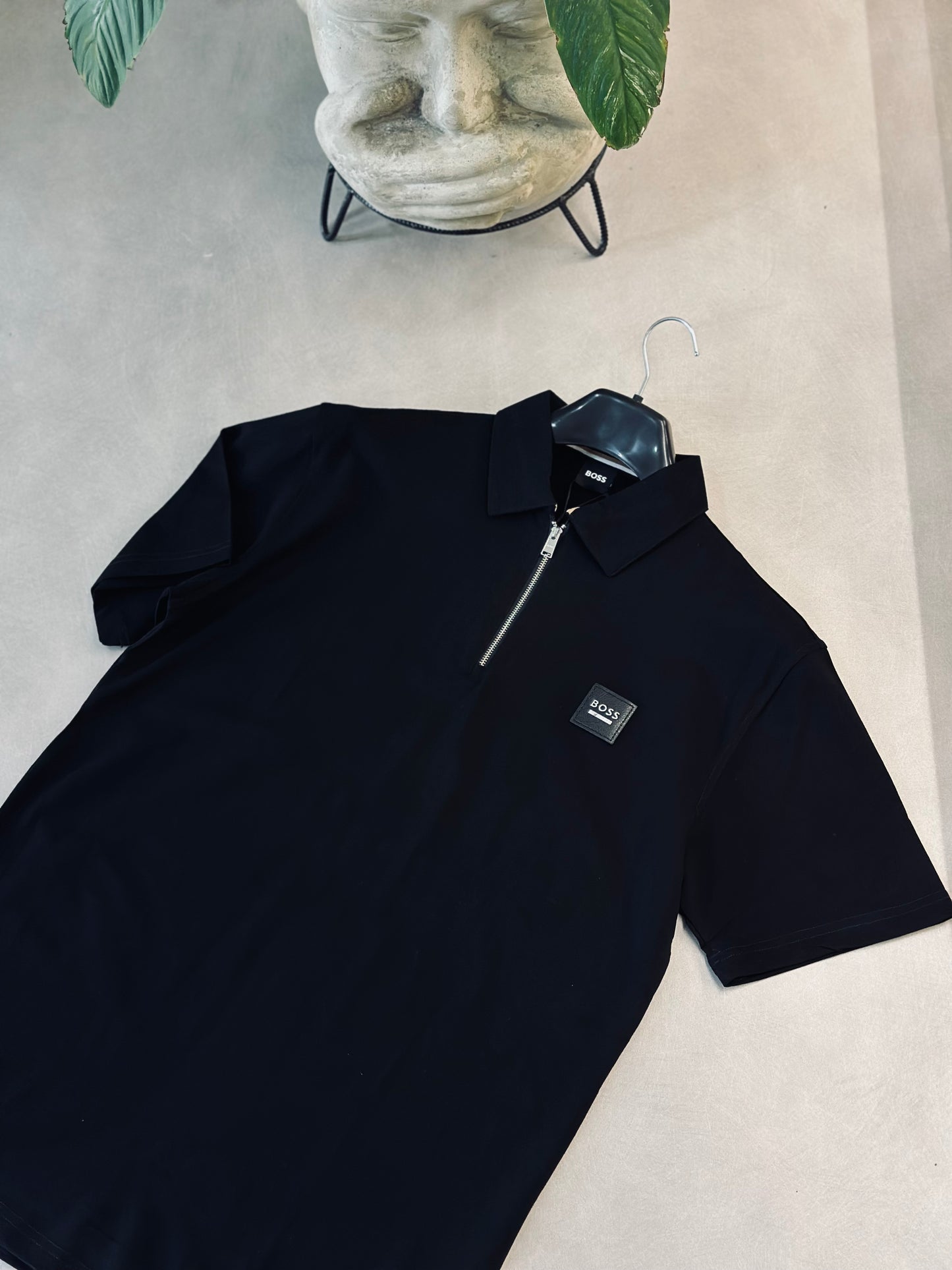 CAMISETA POLO BOS NEGRA CREMALLERA PLACA CUERINA
