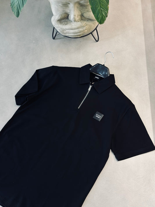 CAMISETA POLO BOS NEGRA CREMALLERA PLACA CUERINA