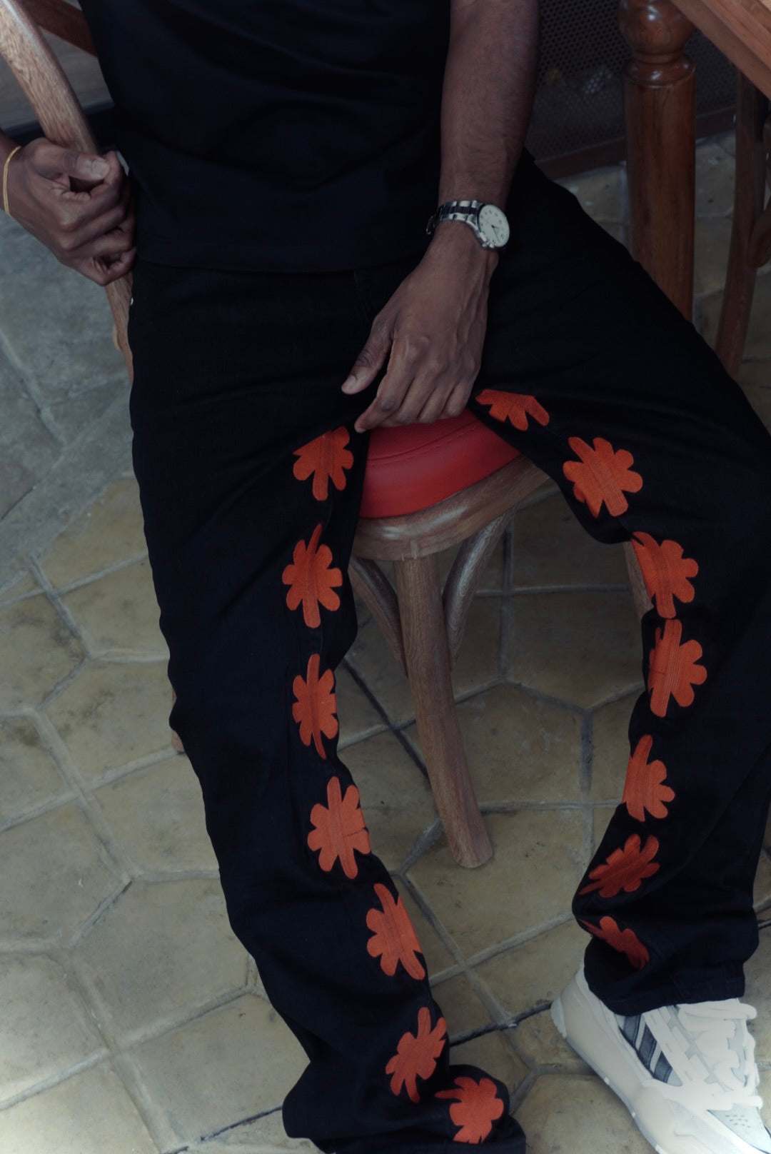 JEAN LOS NEGRO VAQUERO FLORES NARANJAS