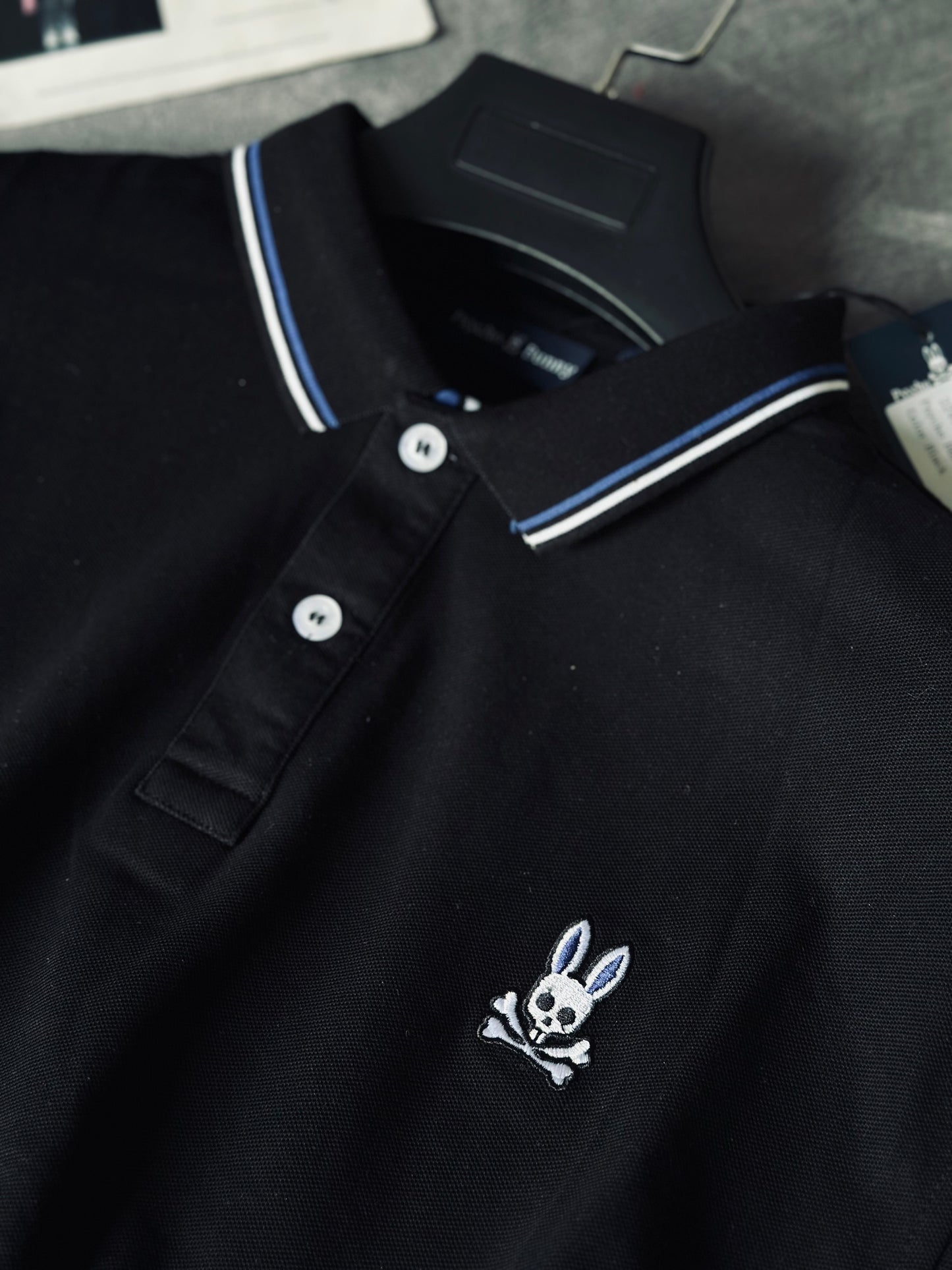 CAMISETA POLO PSY NEGRA TEJIDO BLANCO AZUL