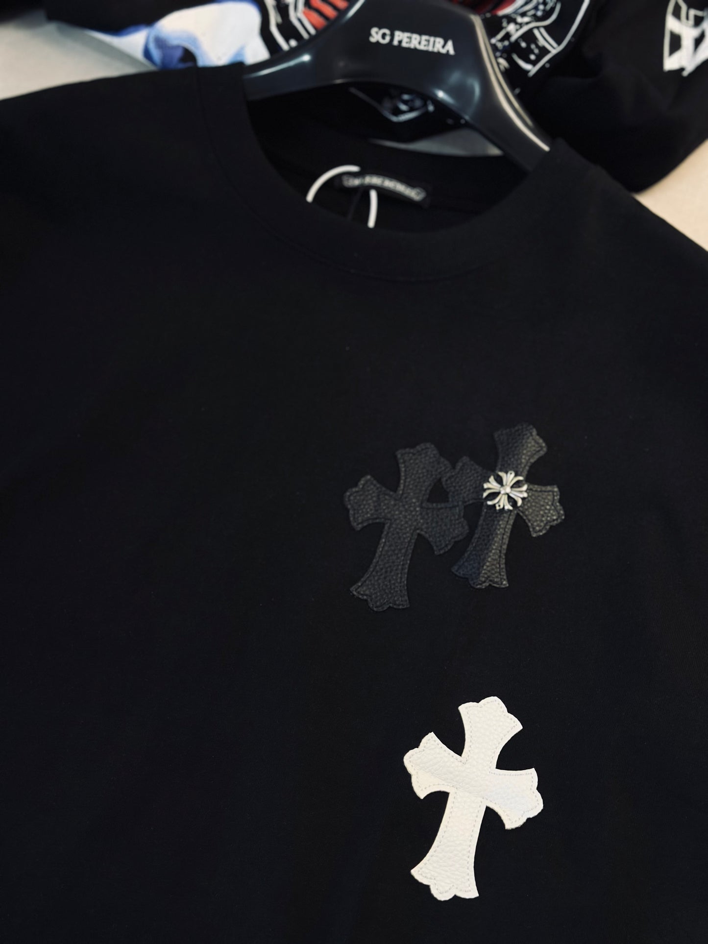 CAMISETA OVERSIZE CHR NEGRA CRUCES CUERINA PLACA MET