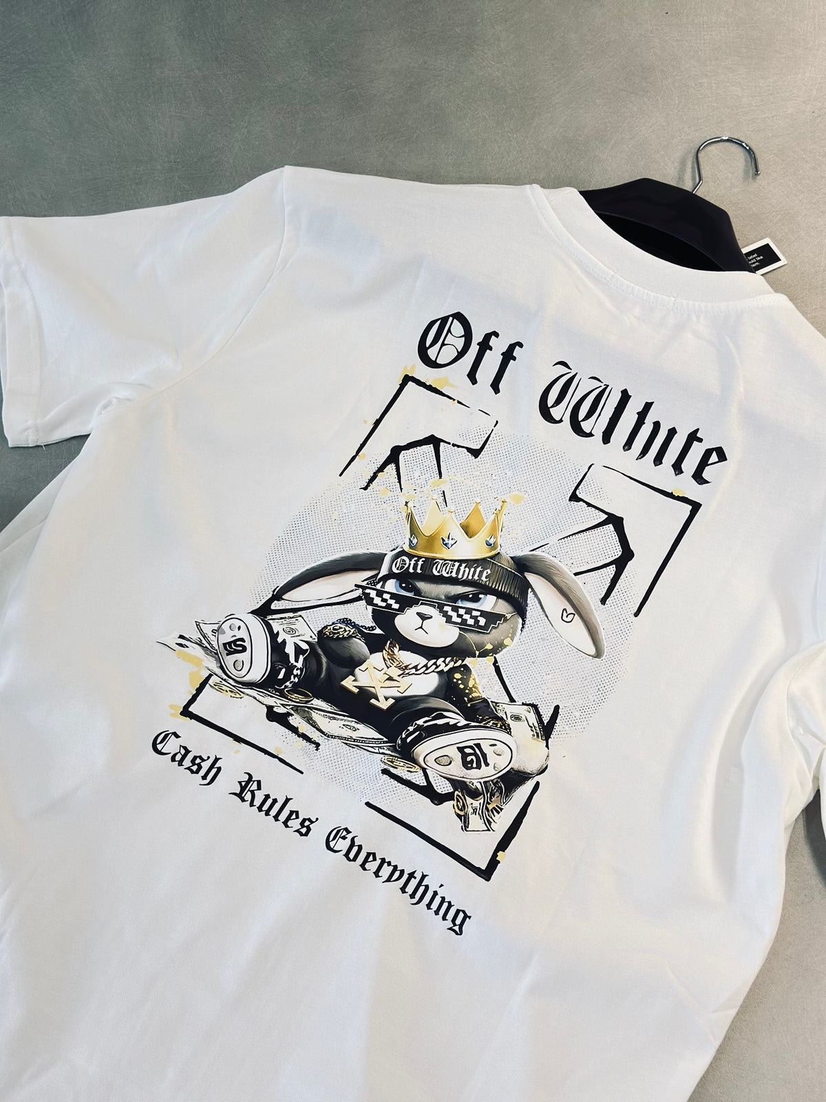 CAMISETA OVERSIZE OFF BLANCA CONEJO CORONA