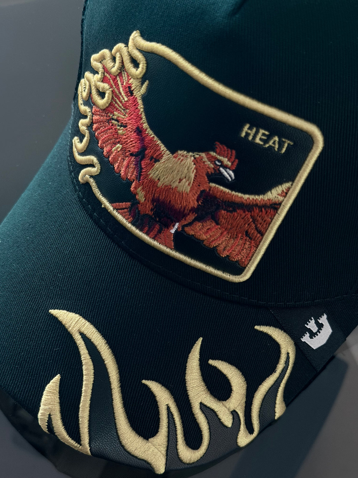 GORRA GOO NEGRA FUEGO AGUILA