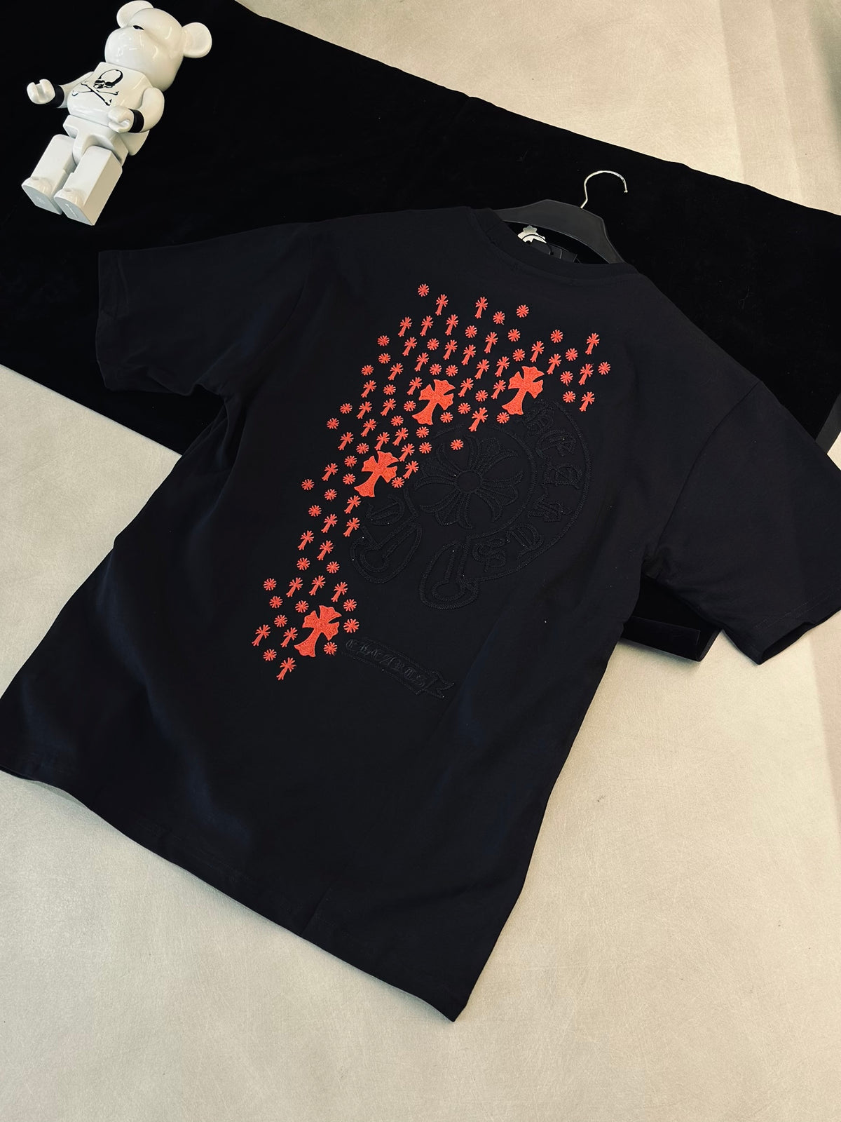 CAMISETA OVERSIZE CHR NEGRA CRUCES TEJIDO ROJO