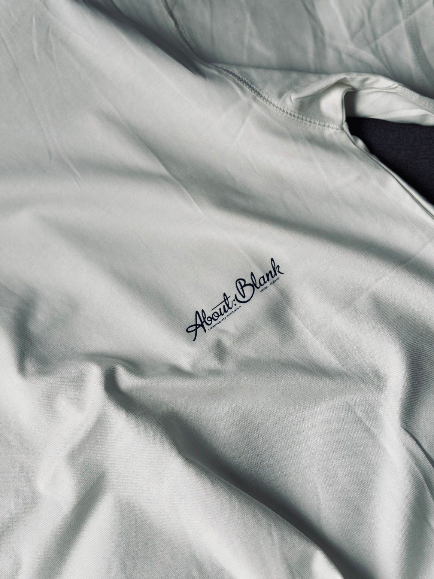 CAMISETA OVERSIZE ABO BLANCA LETRA AZUL OSCURO