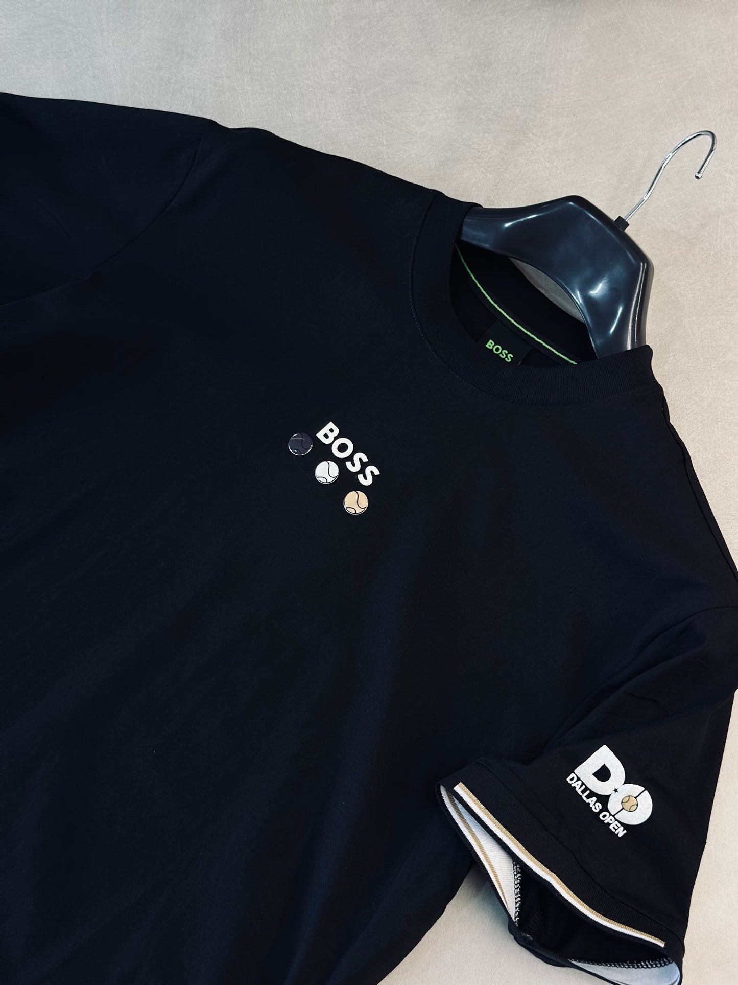 CAMISETA SLIM BOS NEGRA PELOTAS COLORES