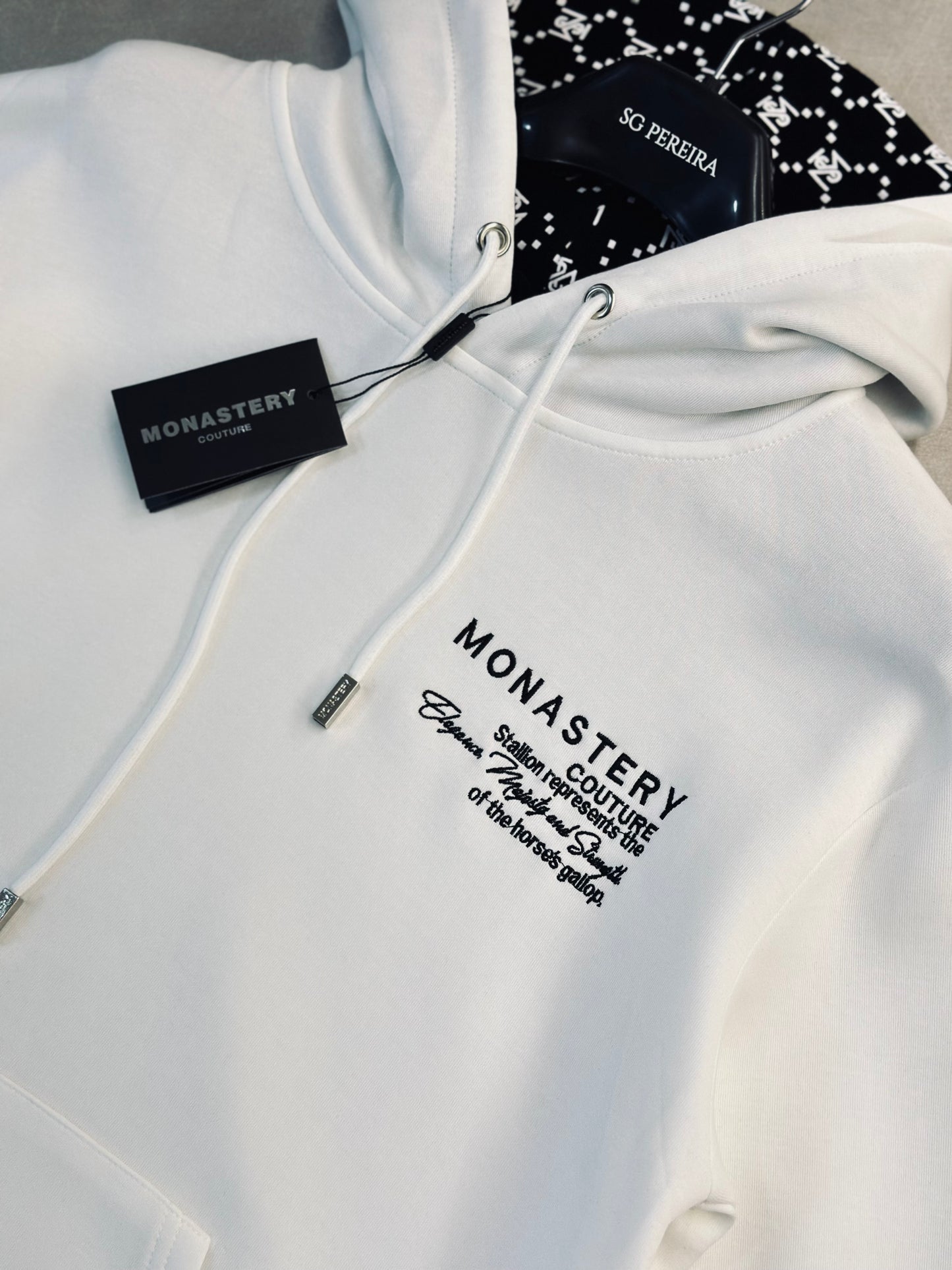 HOODIE MON BLANCO DISEÑO CAPOTA