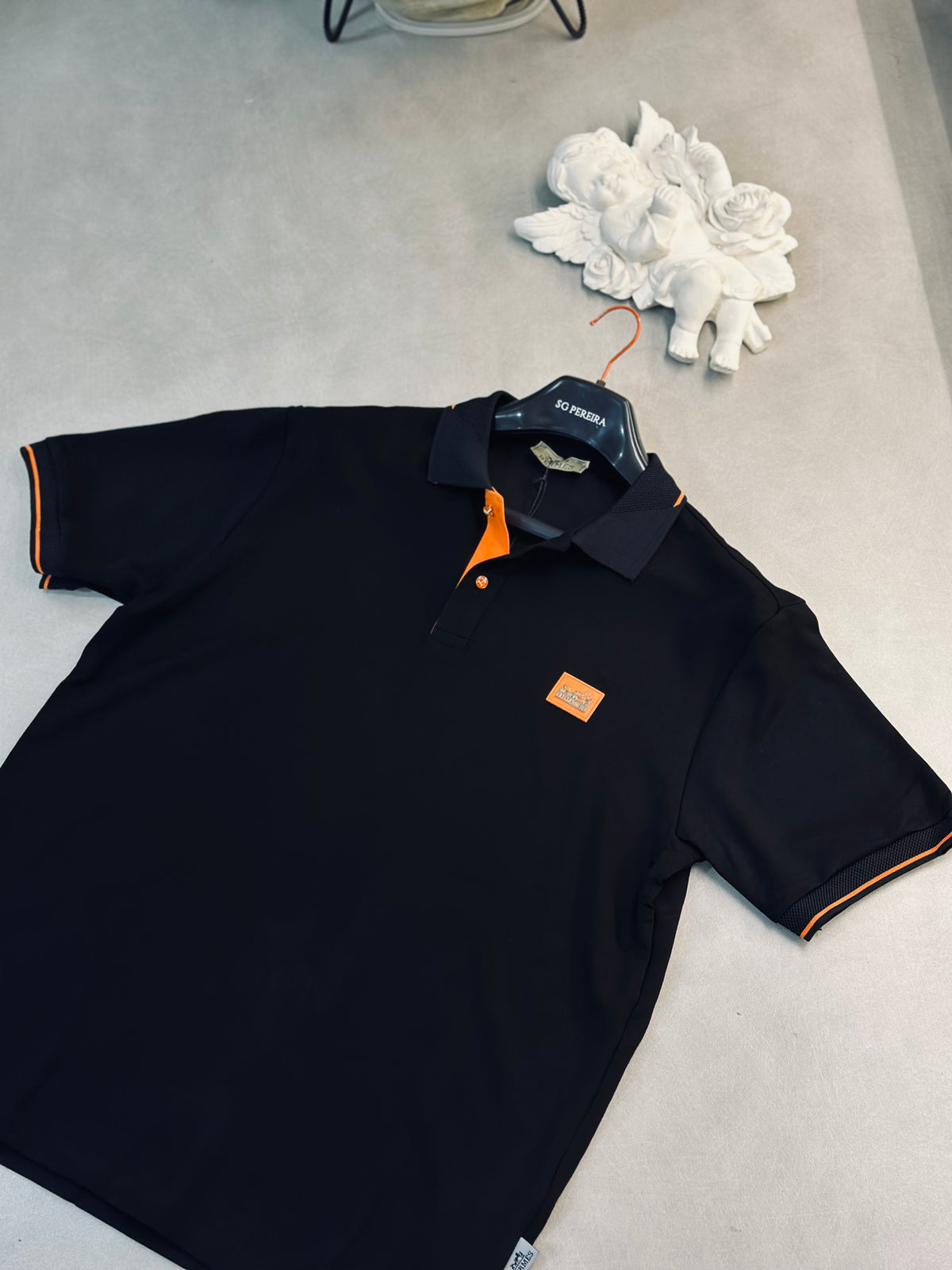 CAMISETA POLO HER NEGRA TEJIDO PLACA NARANJA