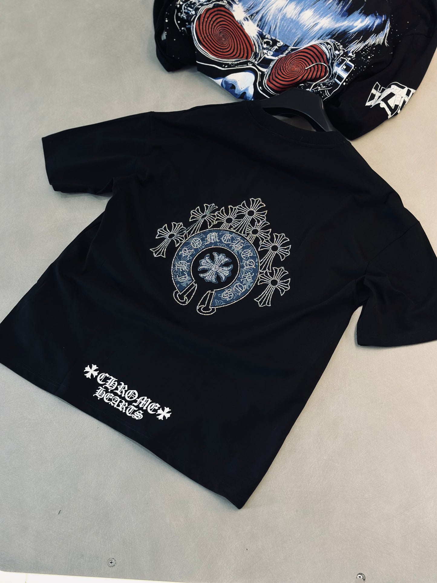 CAMISETA OVERSIZE CHR NEGRA LOGO AZUL RHINESTONE