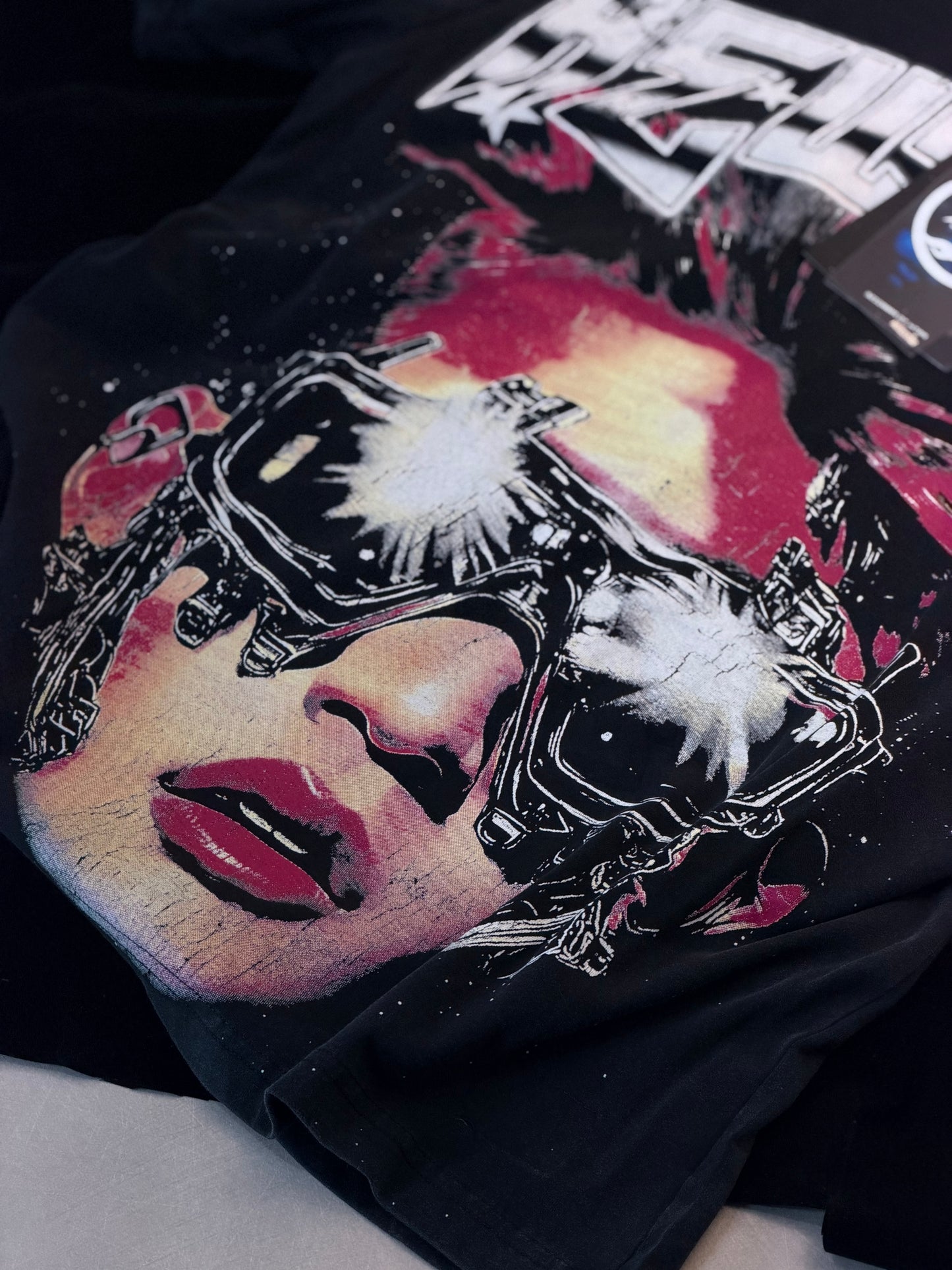 CAMISETA OVERSIZE HEL GRIS LABIOS ROJOS