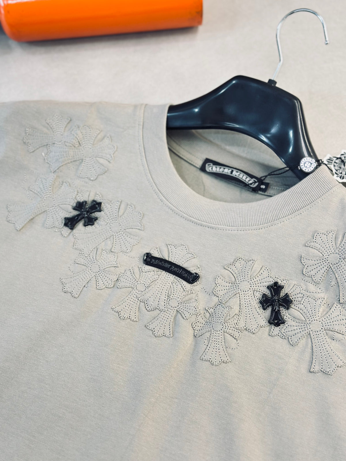 CAMISETA OVERSIZE CHR GRIS CRUCES MET NEGRO