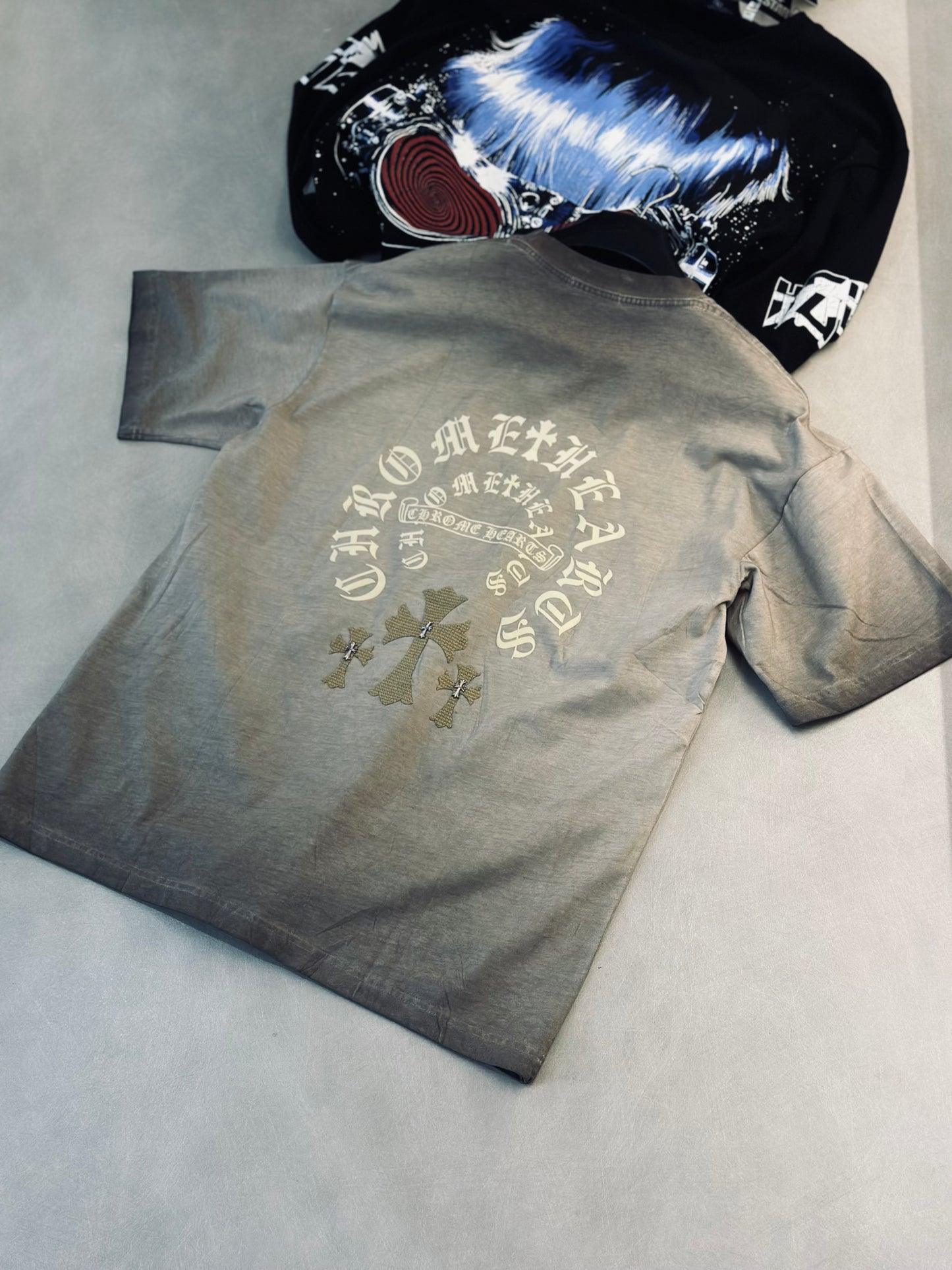 CAMISETA OVERSIZE CHR CAFE CRUZ TEJIDO PLACA MET