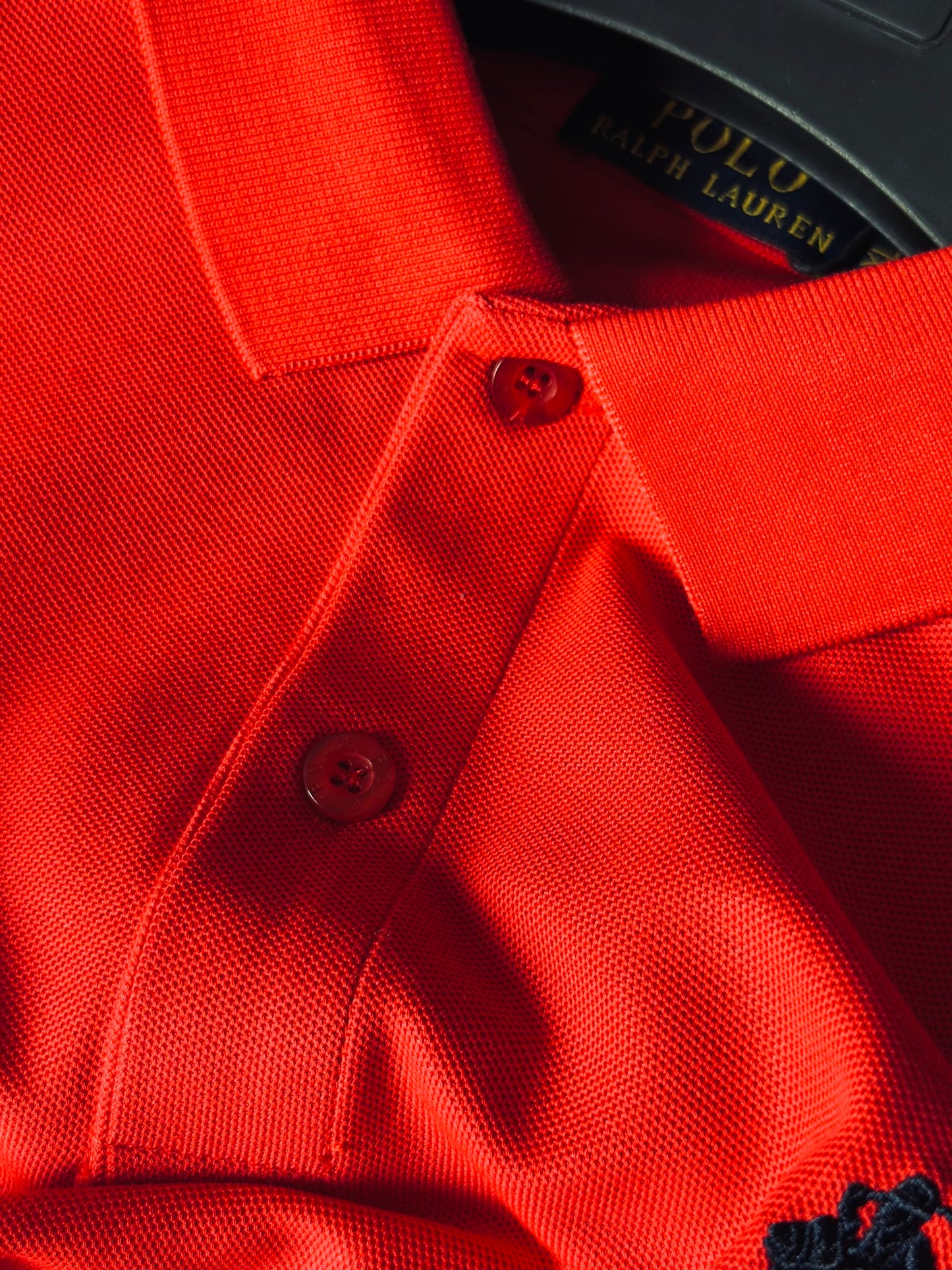 CAMISETA POLO RAL ROJA TEJIDO NEGRO