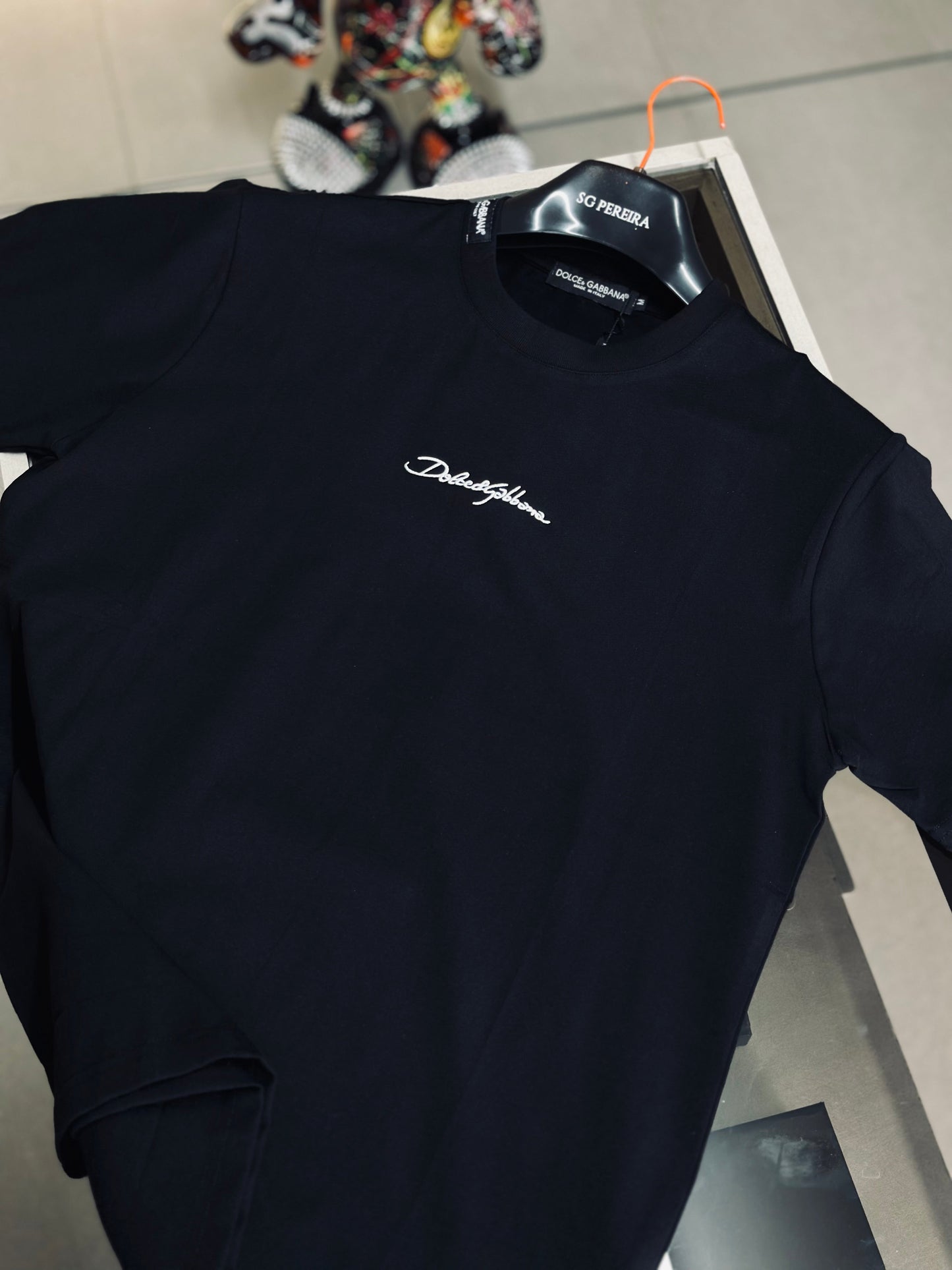 CAMISETA SLIM DOL NEGRA MARQUILLA CUELLO