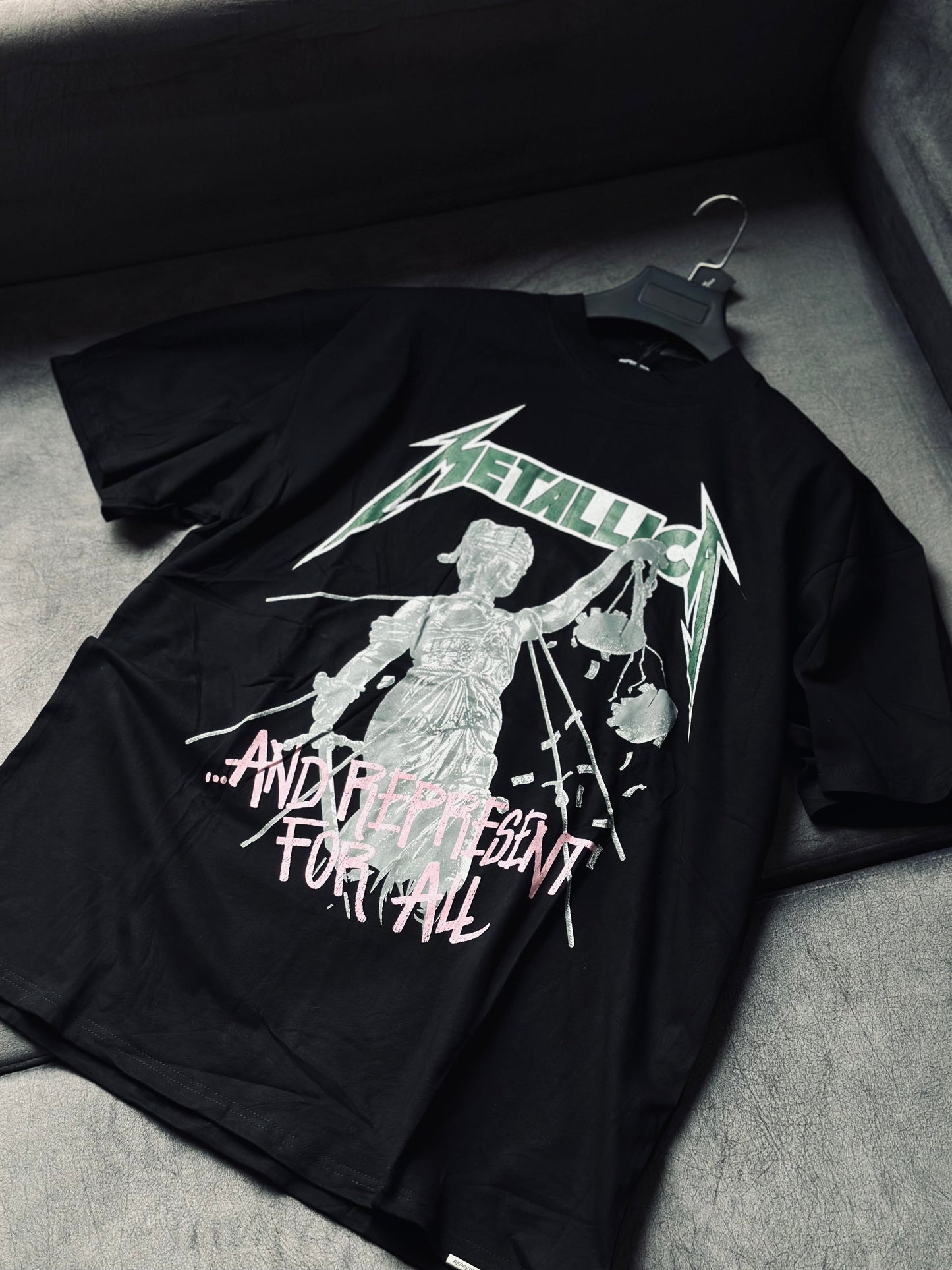 CAMISETA OVERSIZE REP NEGRA METALLICA ESCULTURA