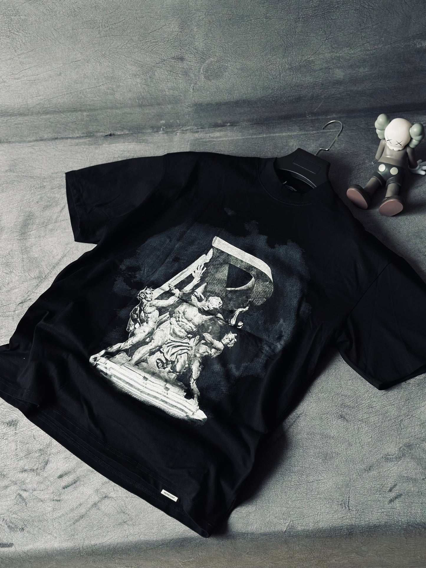 CAMISETA OVERSIZE REP NEGRA "R" ESCULTURA