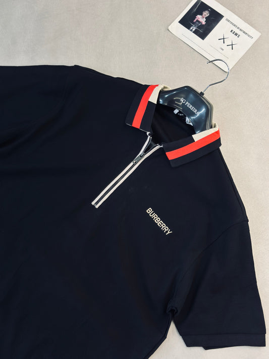 CAMISETA POLO BUR NEGRA CREMALLERA CUELLO ROJO