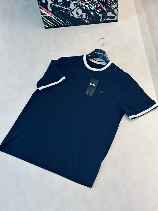 CAMISETA SLIM BOS AZUL OSCURO CUELLO BLANCO