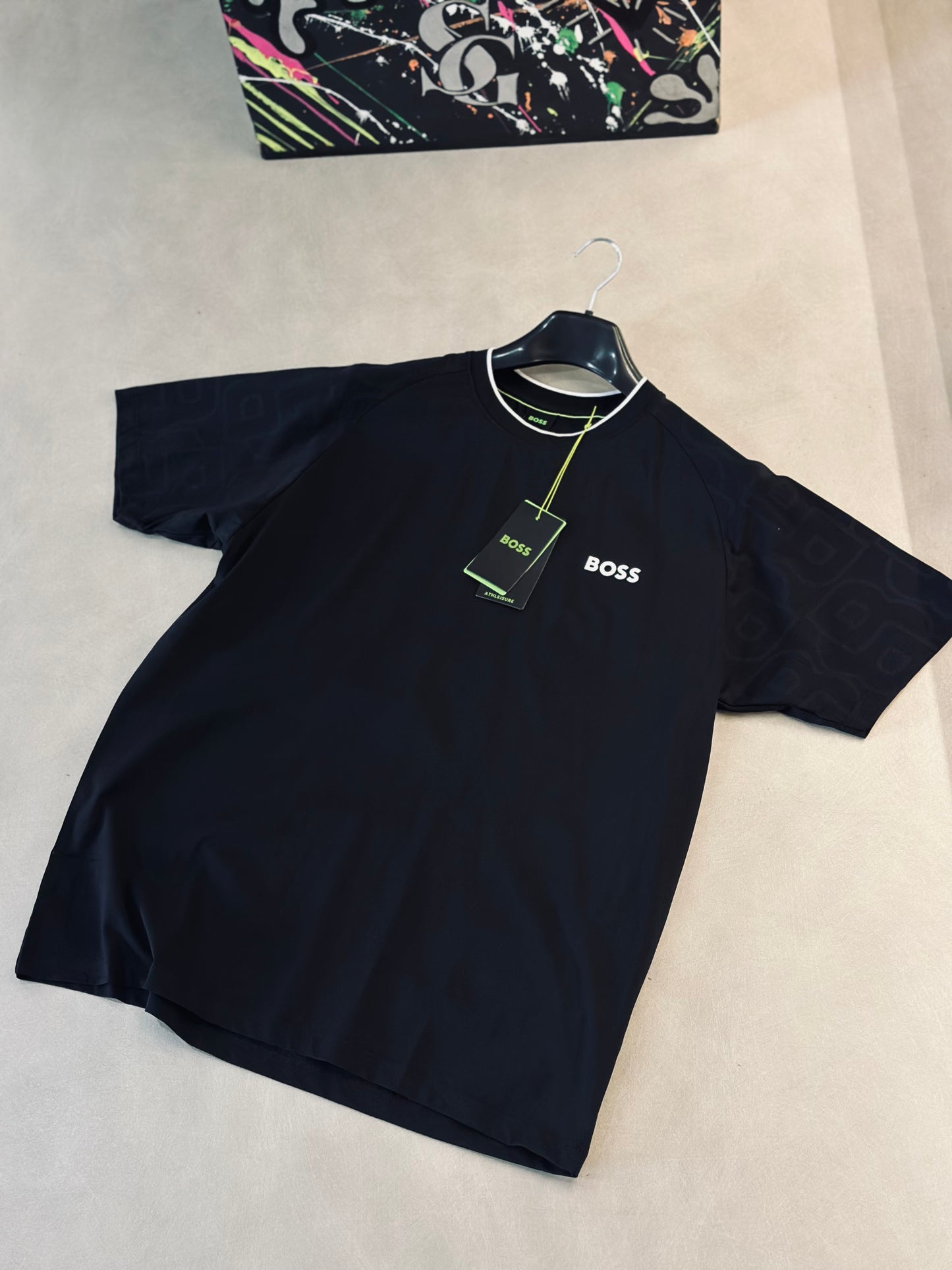 CAMISETA SLIM BOS NEGRA CUELLO LINEA BLANCA