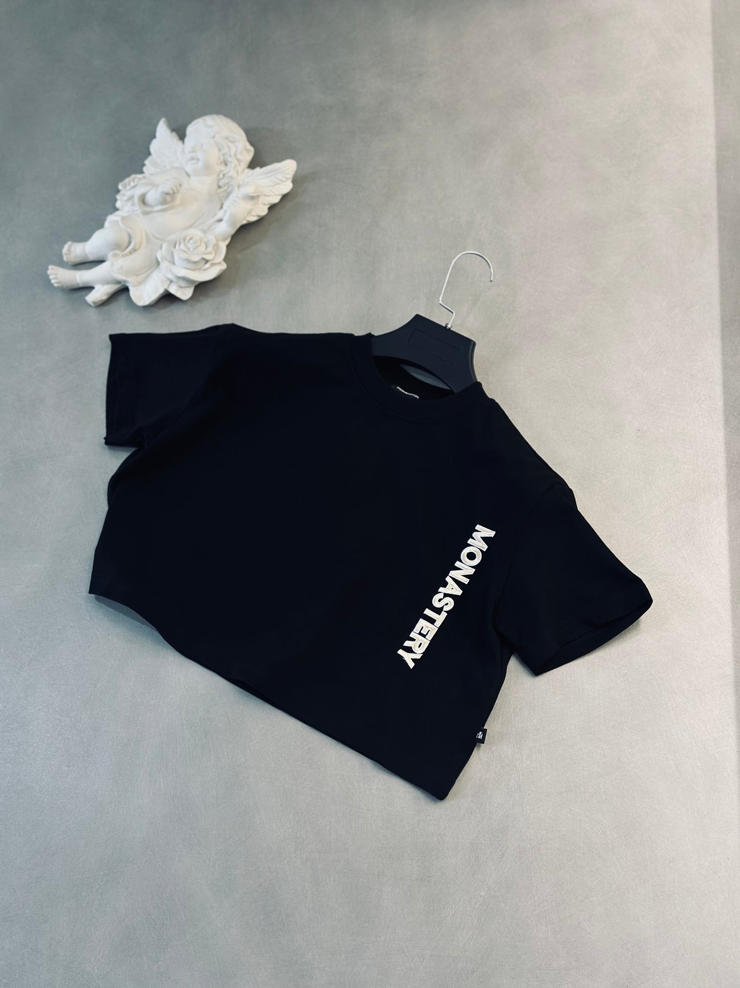 CROPTOP OVERSIZE MON NEGRA BORDADO BLANCO