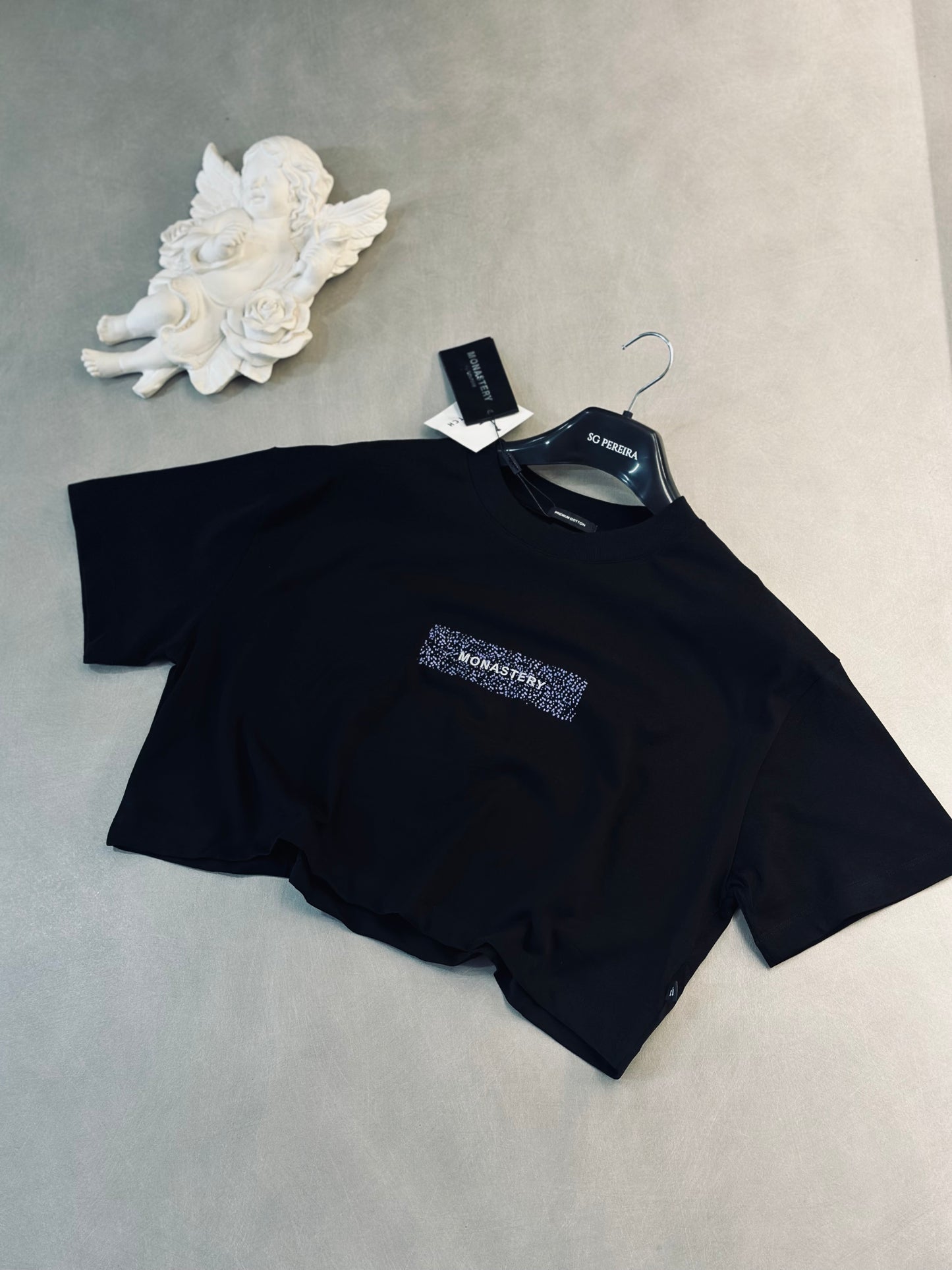 CROPTOP OVERSIZE MON NEGRA FONDO MORADO
