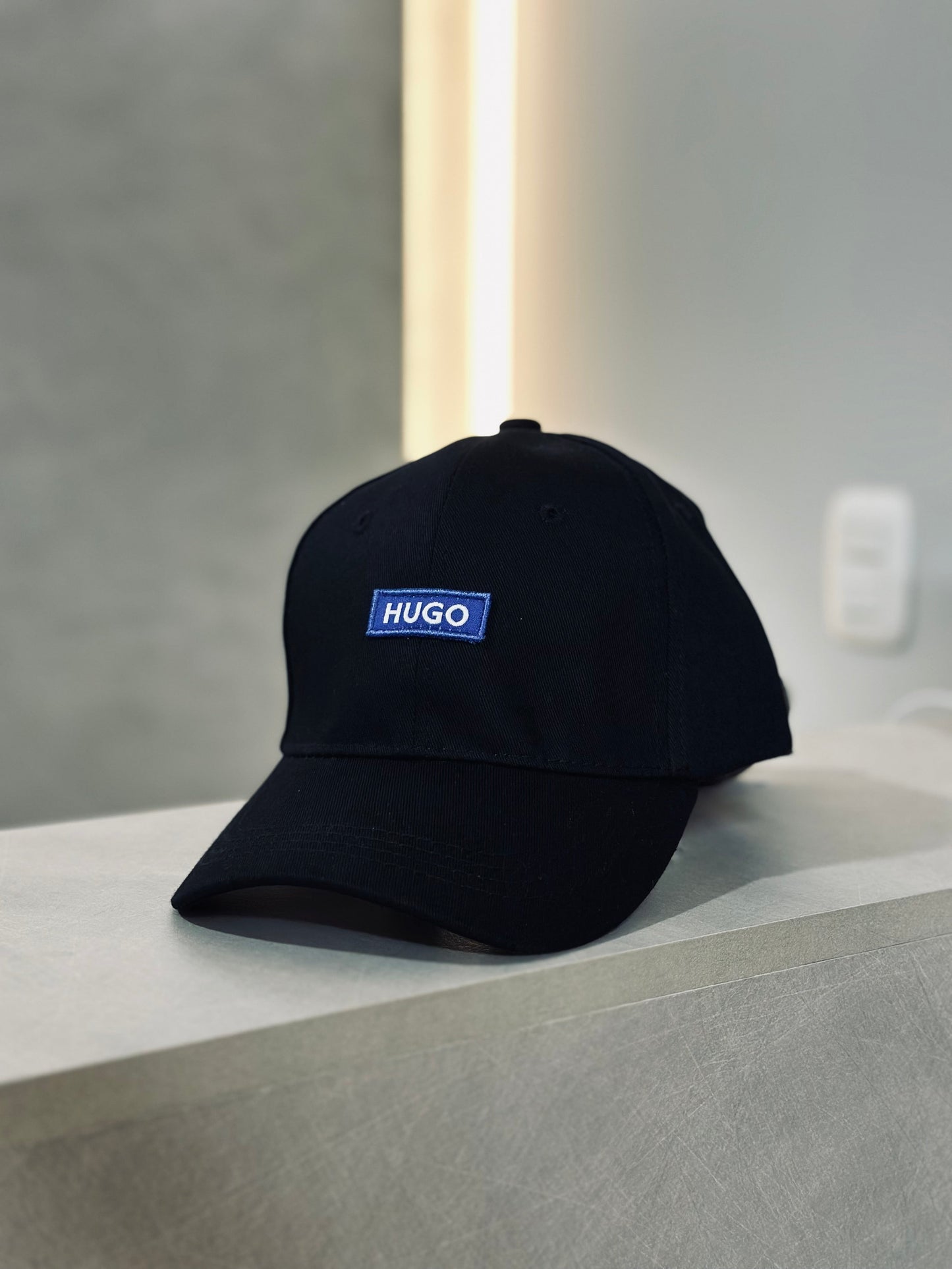 GORRA HUG NEGRA CUADRO AZUL
