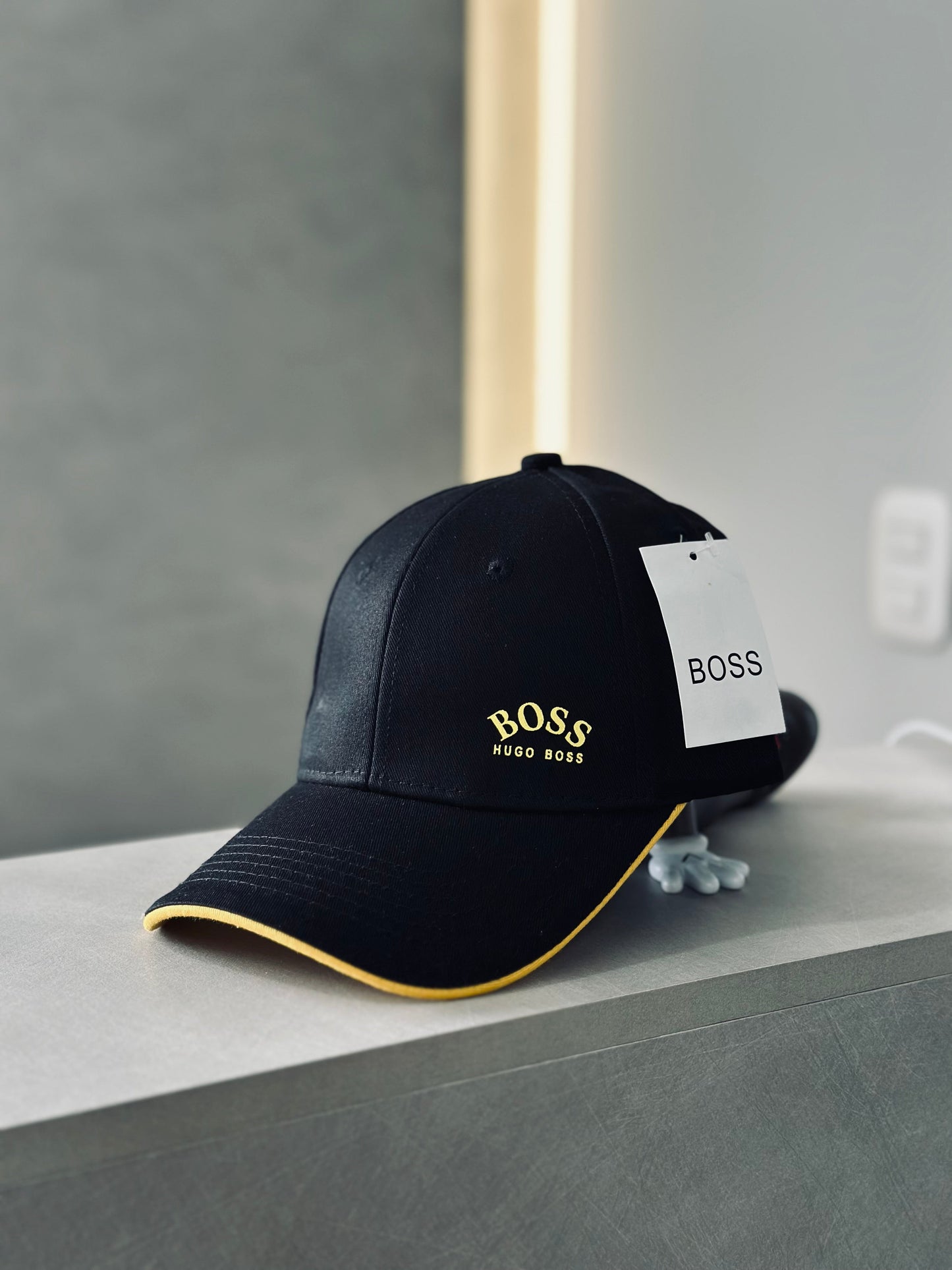 GORRA BOS NEGRA VIC AMARILLA