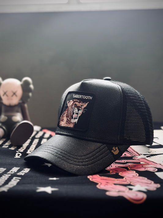 GORRA PREMIUM GOO NEGRA CUERINA TIGRE DIENTES
