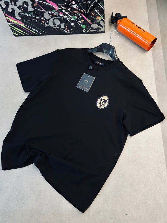 CAMISETA OVERSIZE LOU NEGRA PLACA MORADA