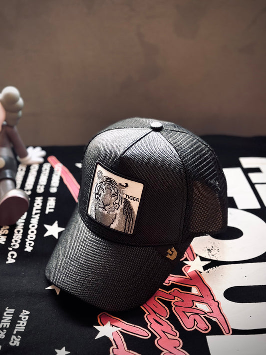 GORRA PREMIUM GOO NEGRA CUERINA TIGRE BLANCO